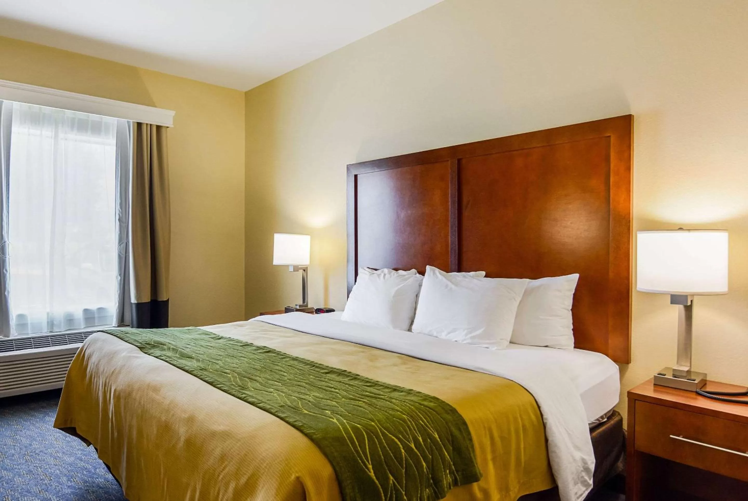 Photo of the whole room, Bed in Comfort Inn Woodstock Shenandoah