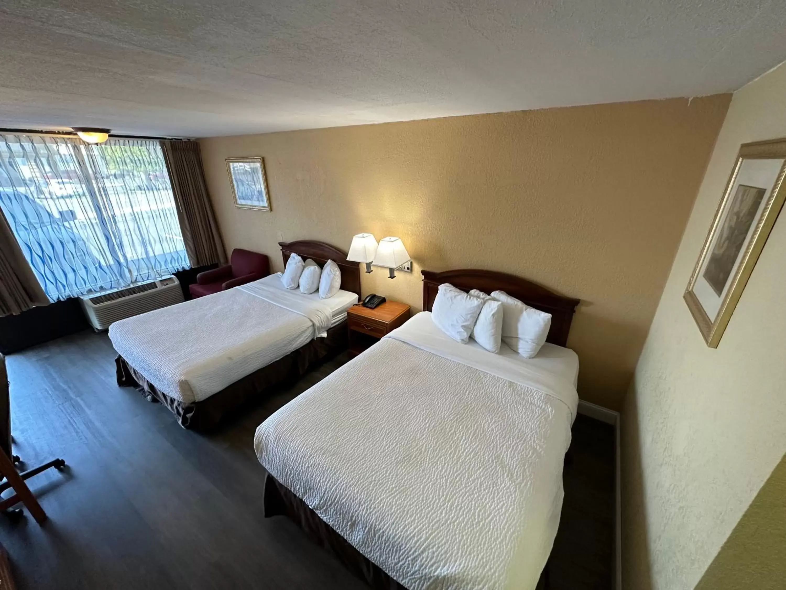 Photo of the whole room, Bed in Days Inn & Suites by Wyndham Pigeon Forge