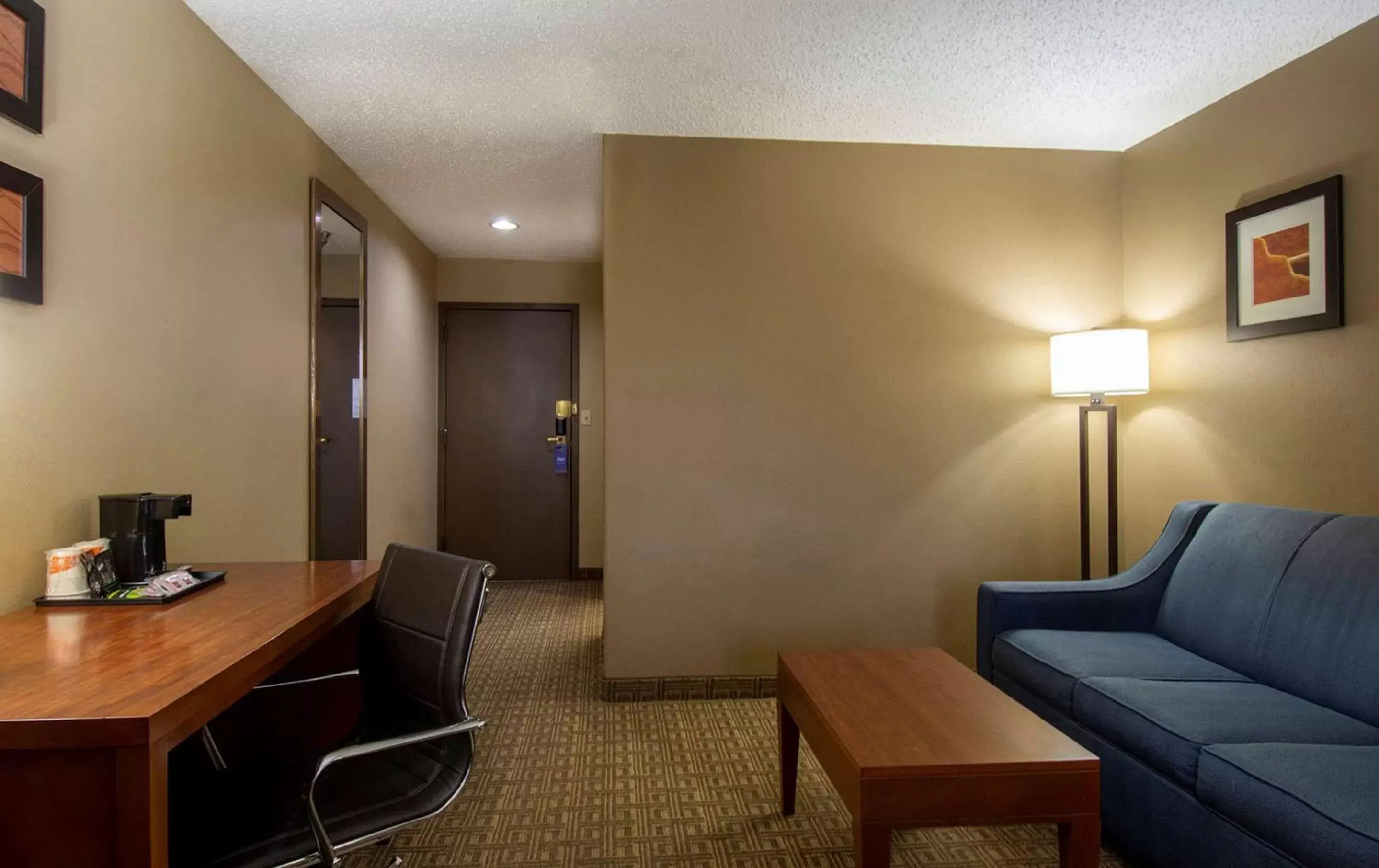 Photo of the whole room, Seating Area in Comfort Inn Santa Fe