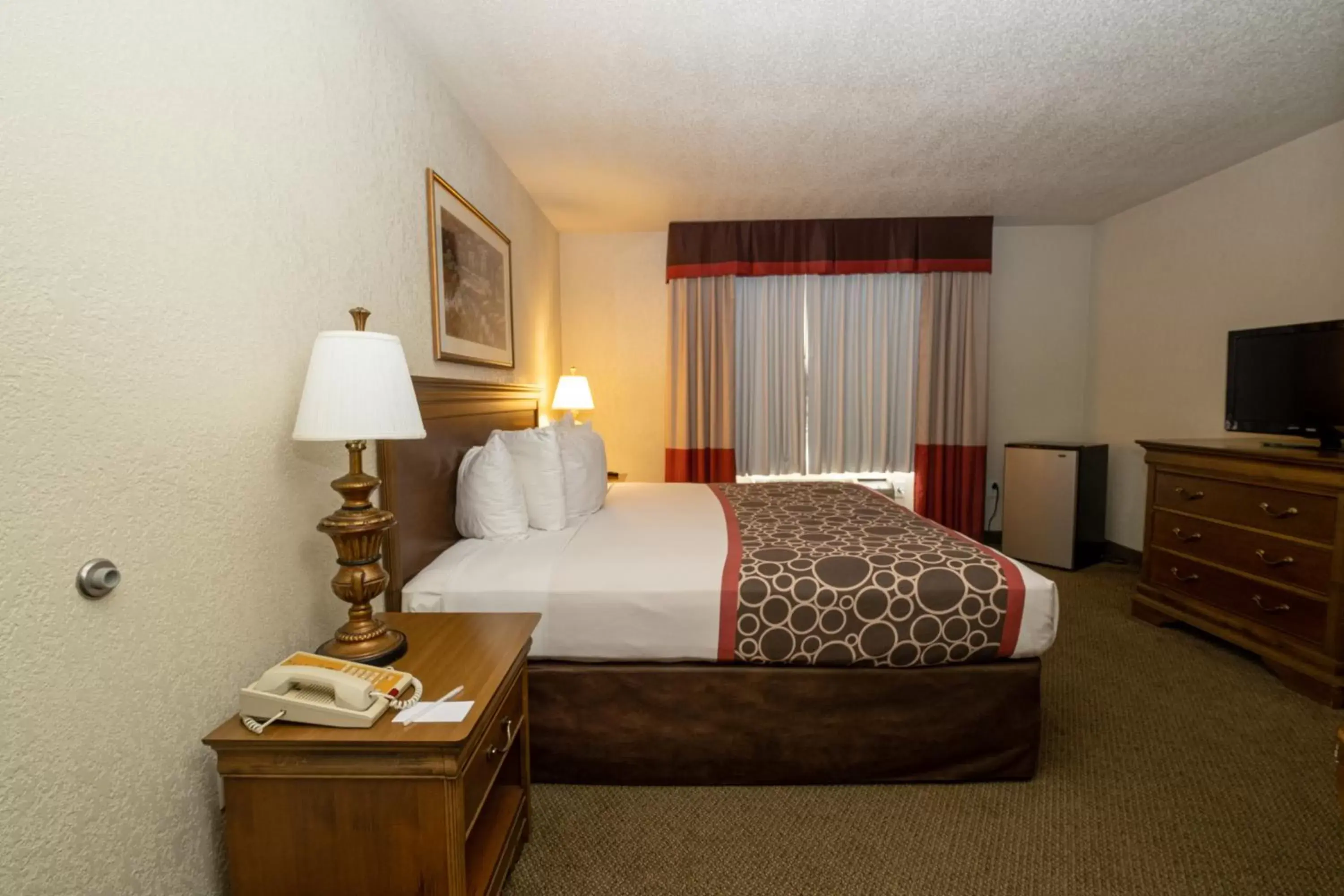 Bedroom, Bed in Hilltop Inn & Suites - North Stonington