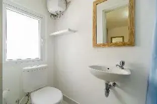 Bathroom in RedLiving Apartemen Aeropolis Ivan Tower AR2