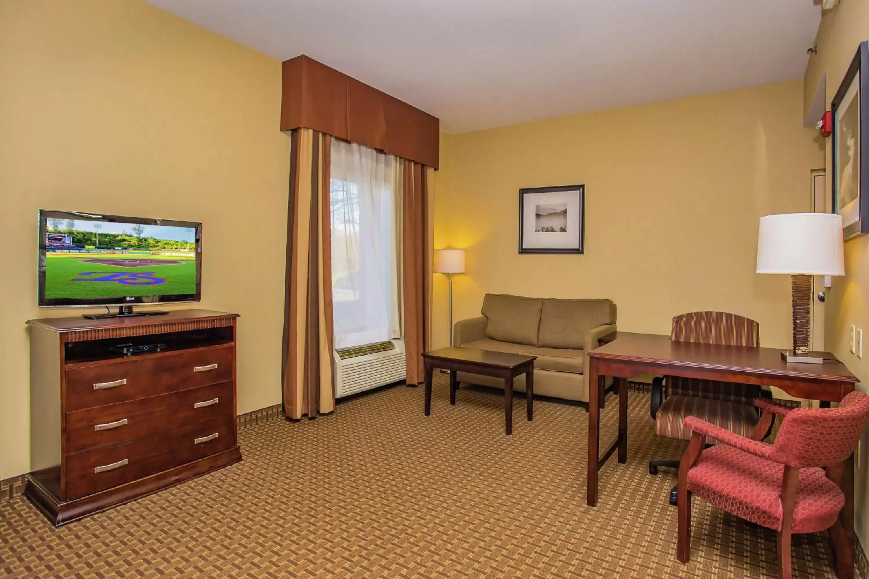 Bedroom, TV/Entertainment Center in Hampton Inn & Suites Sevierville at Stadium Drive