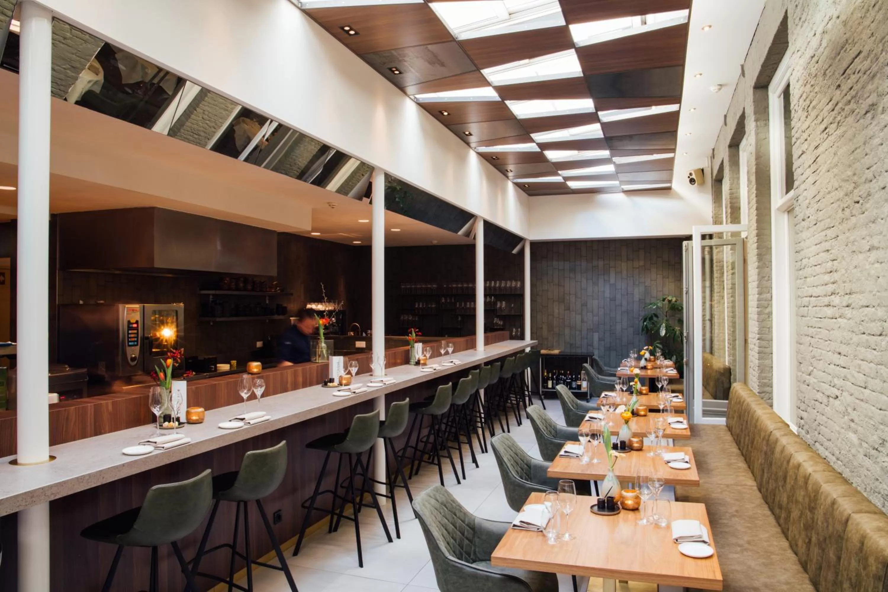 Restaurant/places to eat in Hotel ML