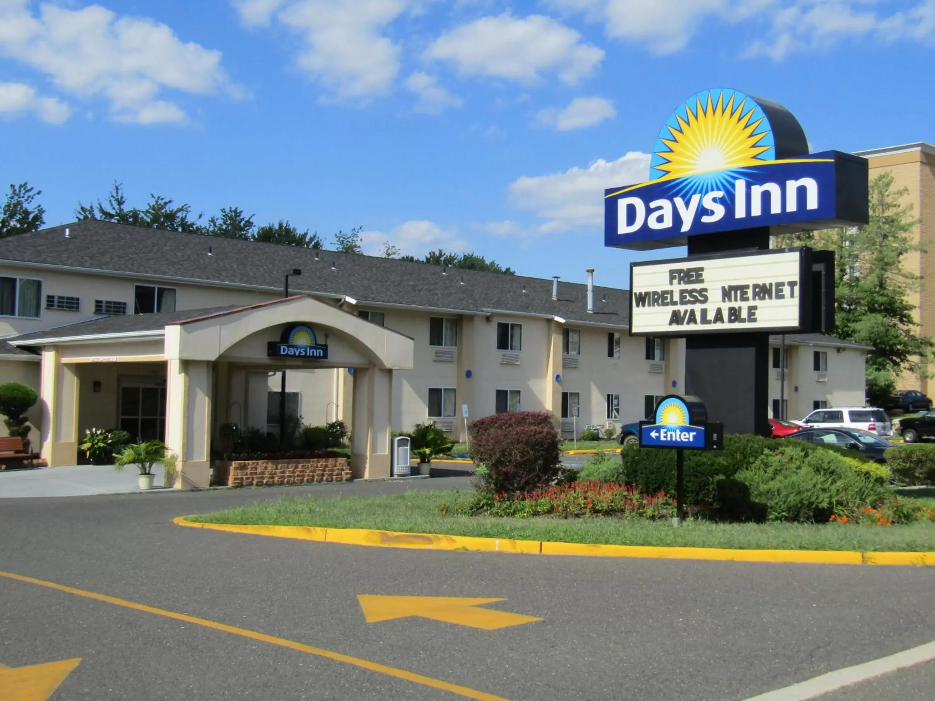 Property Building in Days Inn by Wyndham Runnemede Philadelphia Area