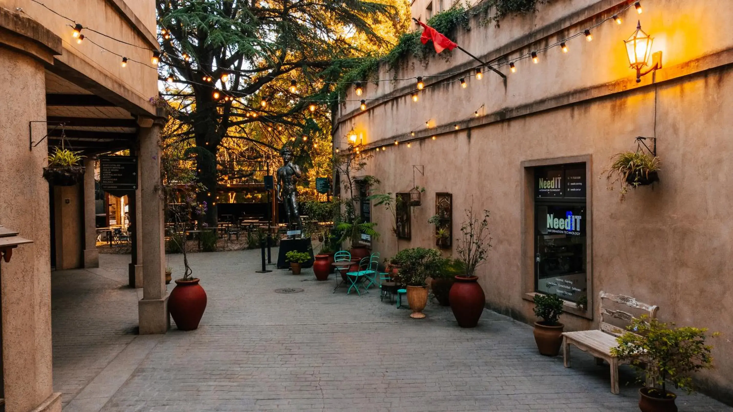 Patio in Hotel Plaza Central Canning