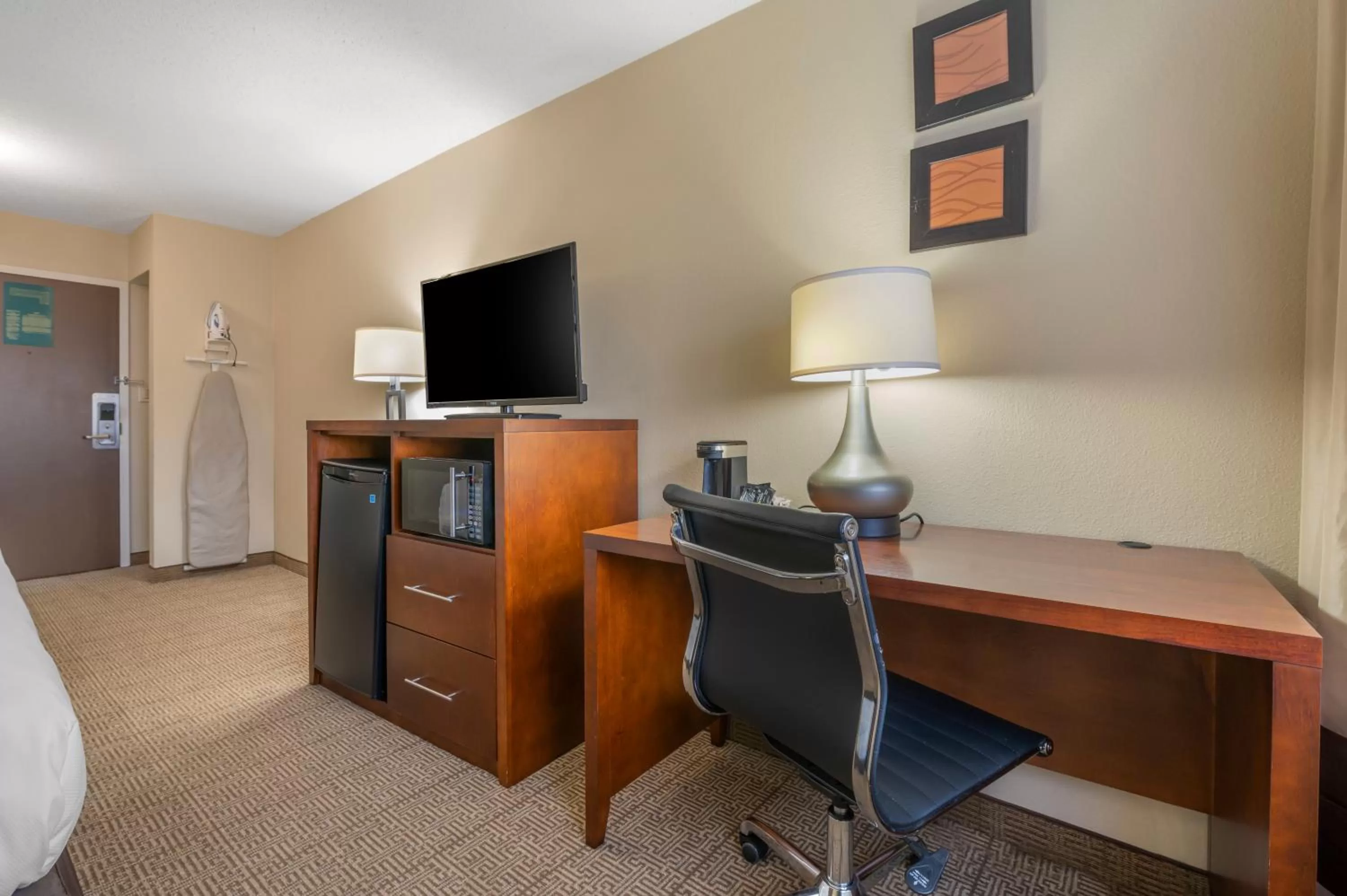TV and multimedia, Bed in Comfort Inn & Suites North at the Pyramids