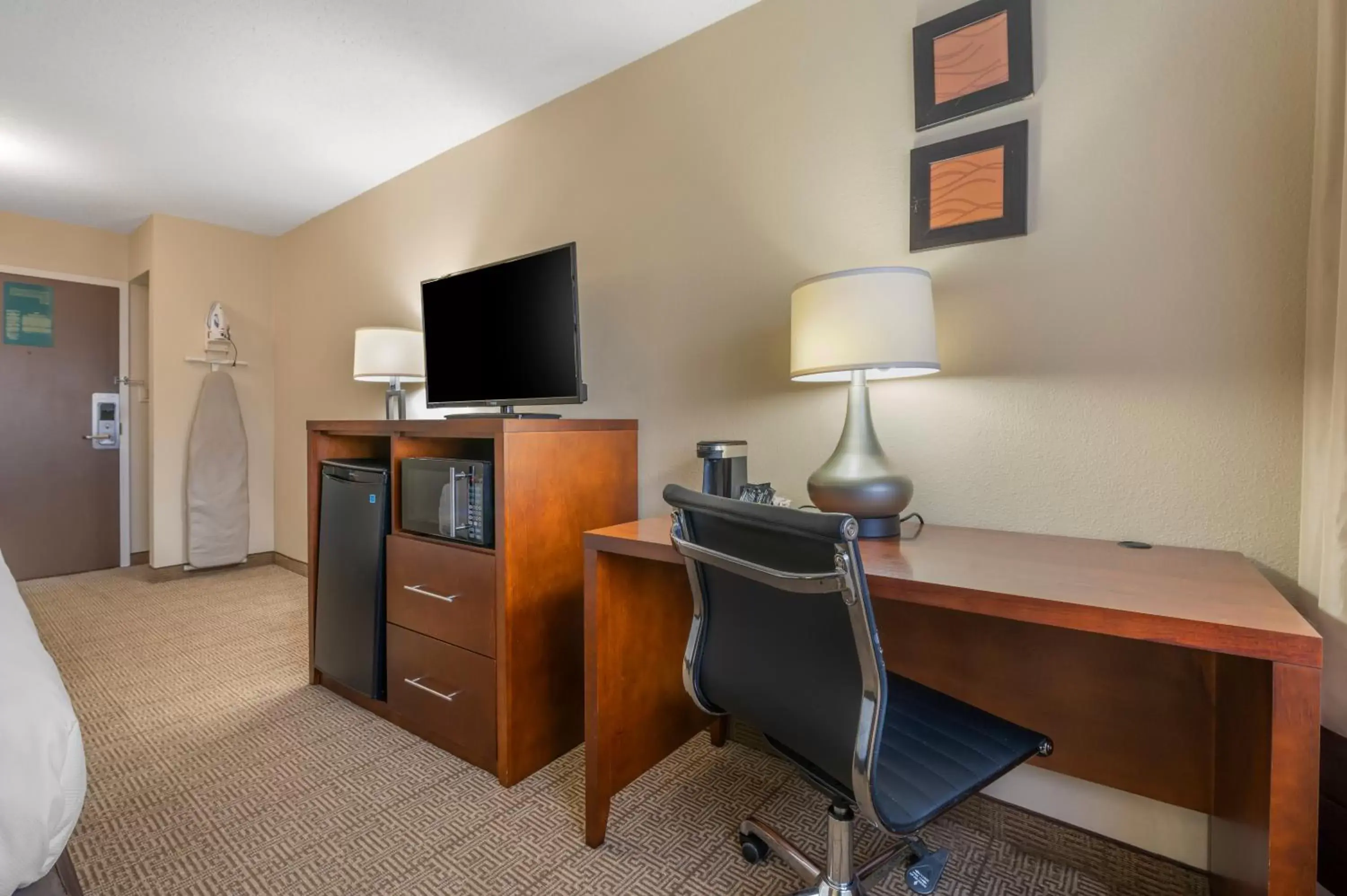 TV and multimedia, TV/Entertainment Center in Comfort Inn & Suites North at the Pyramids