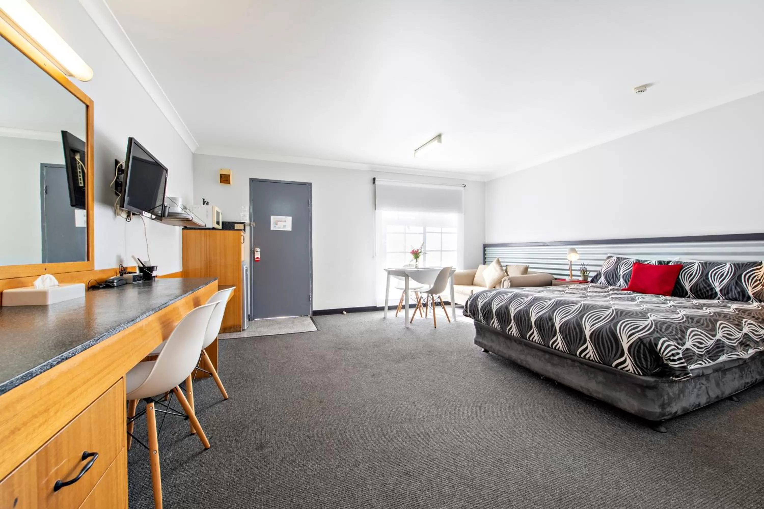 Photo of the whole room, Bed in Shearing Shed Motor Inn