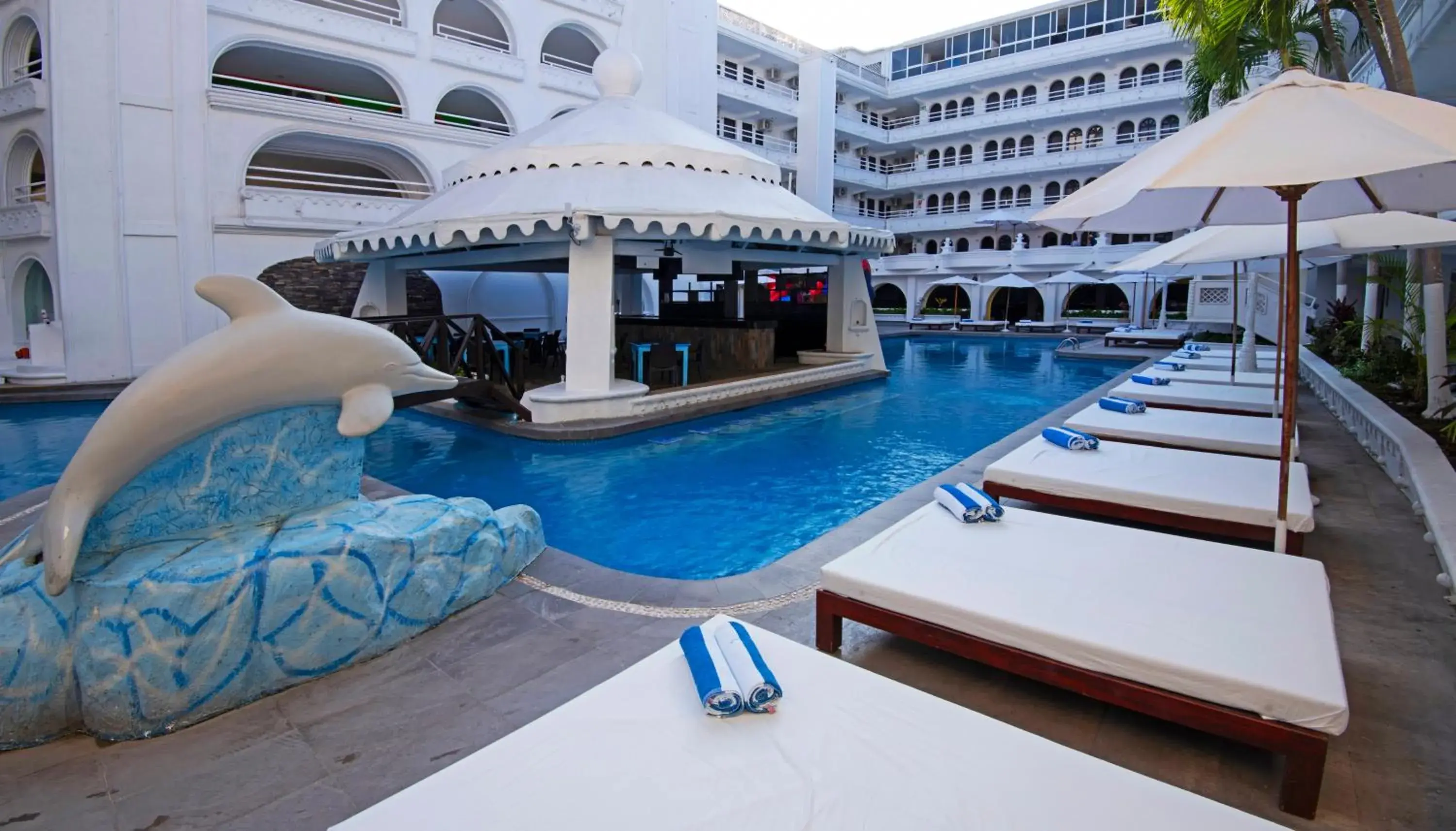 Swimming Pool in Hotel Fiesta Mexicana