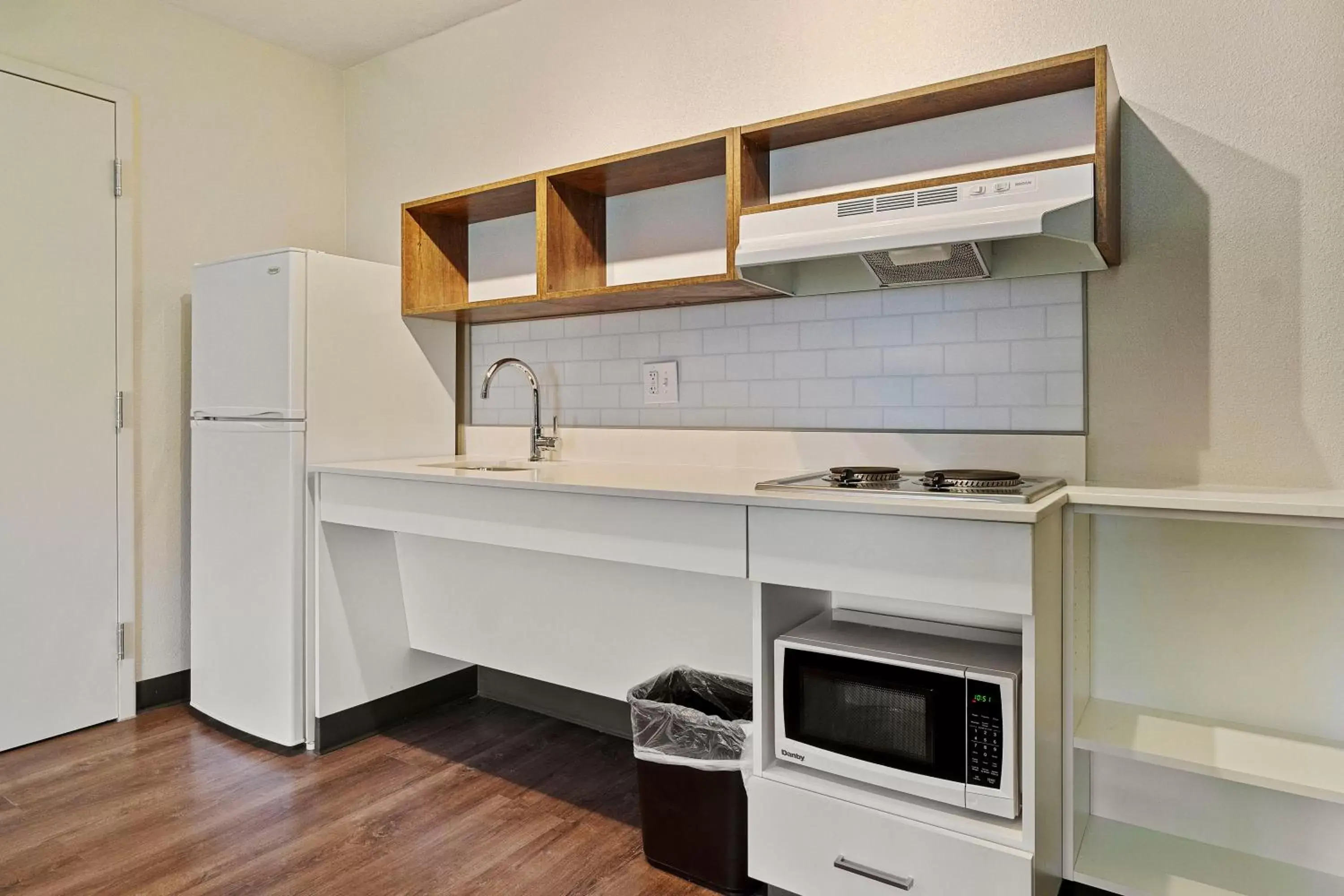 Kitchen or kitchenette, Kitchen/Kitchenette in Extended Stay America Suites - San Francisco - San Mateo - SFO