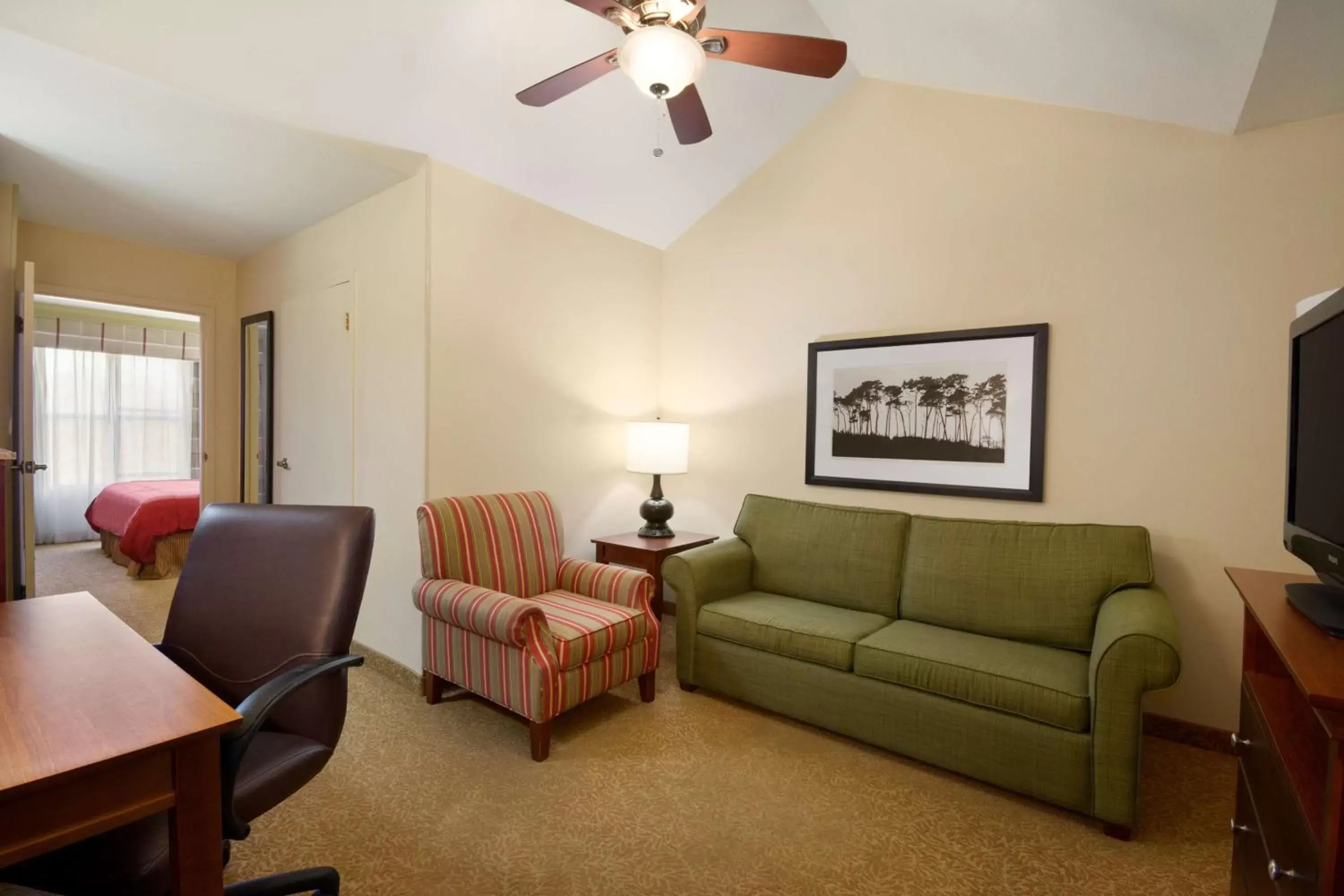 Photo of the whole room, Seating Area in Country Inn & Suites by Radisson, Atlanta I-75 South, GA