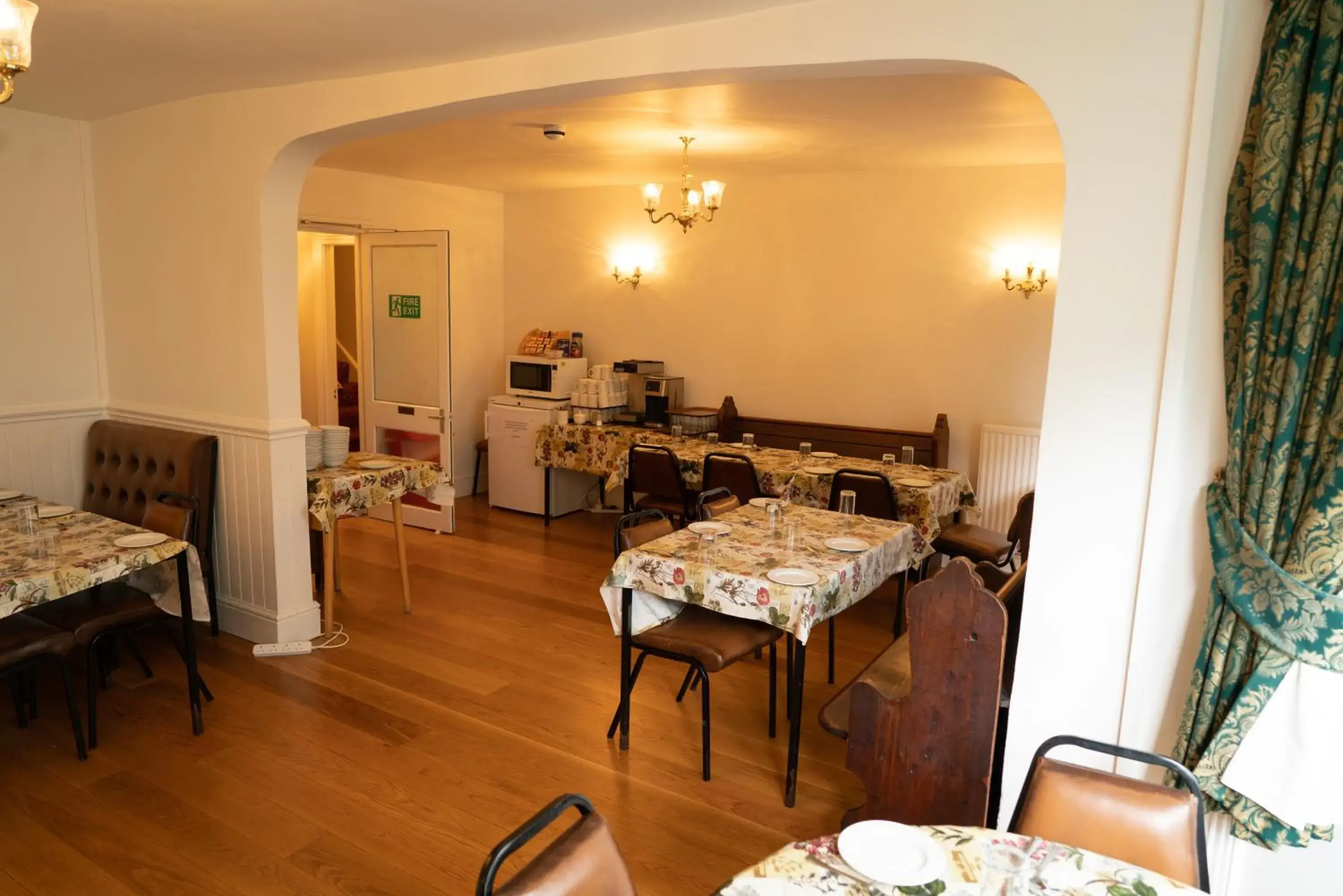 Restaurant/places to eat, Dining Area in Llandudno Hostel