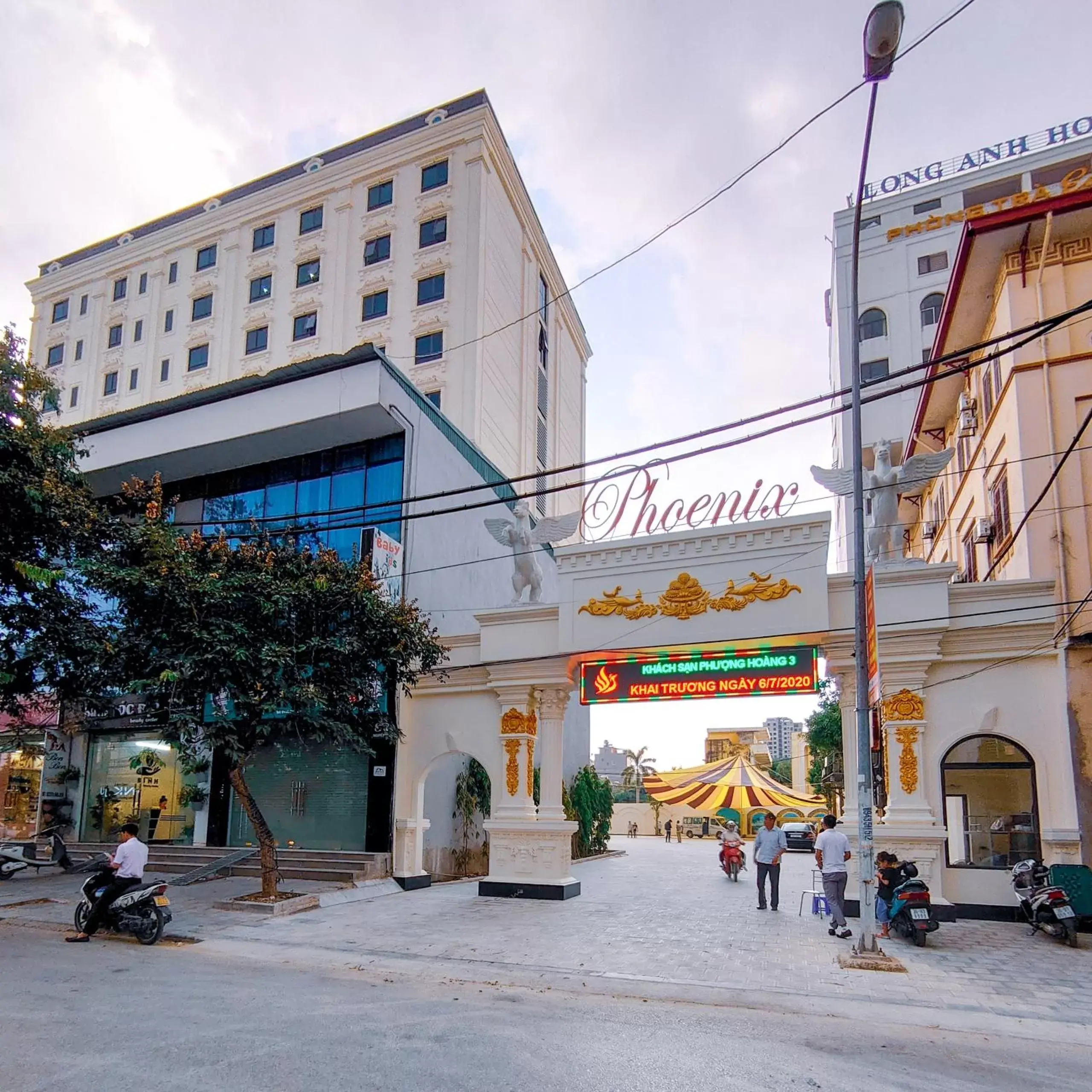 Property building in Khách Sạn Phượng Hoàng 3 Property building in Khách Sạn Phượng Hoàng 3