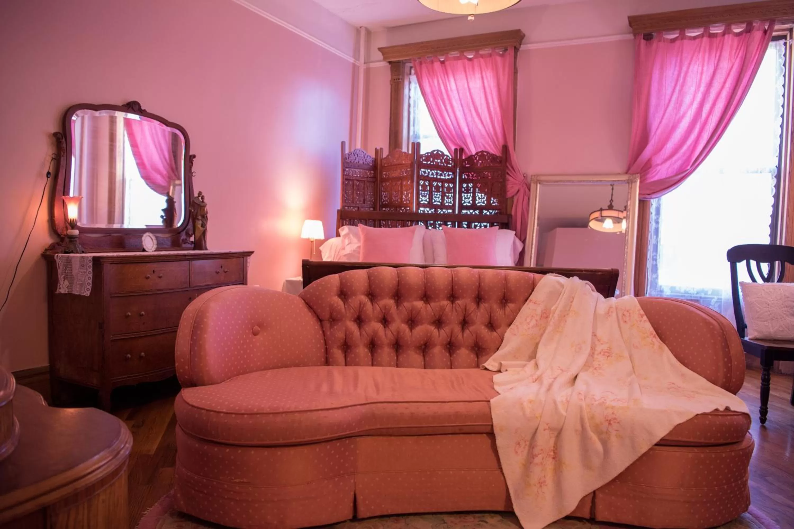 Photo of the whole room, Bed in Harlem Grand