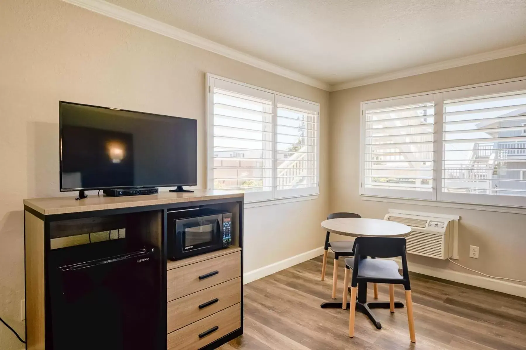 TV/Entertainment Center in Harbor House Inn