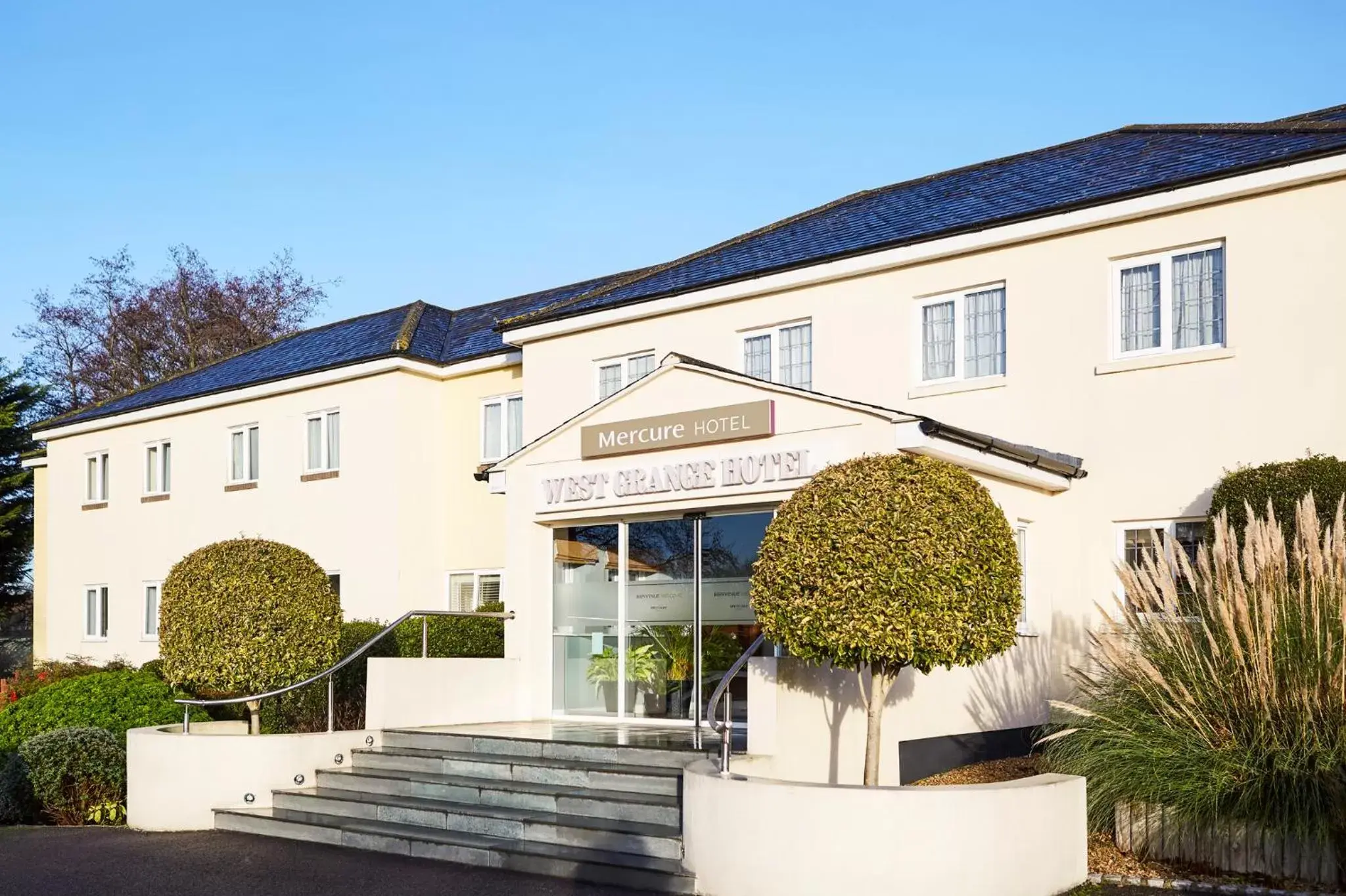 Facade/entrance, Property Building in Mercure Newbury West Grange Hotel