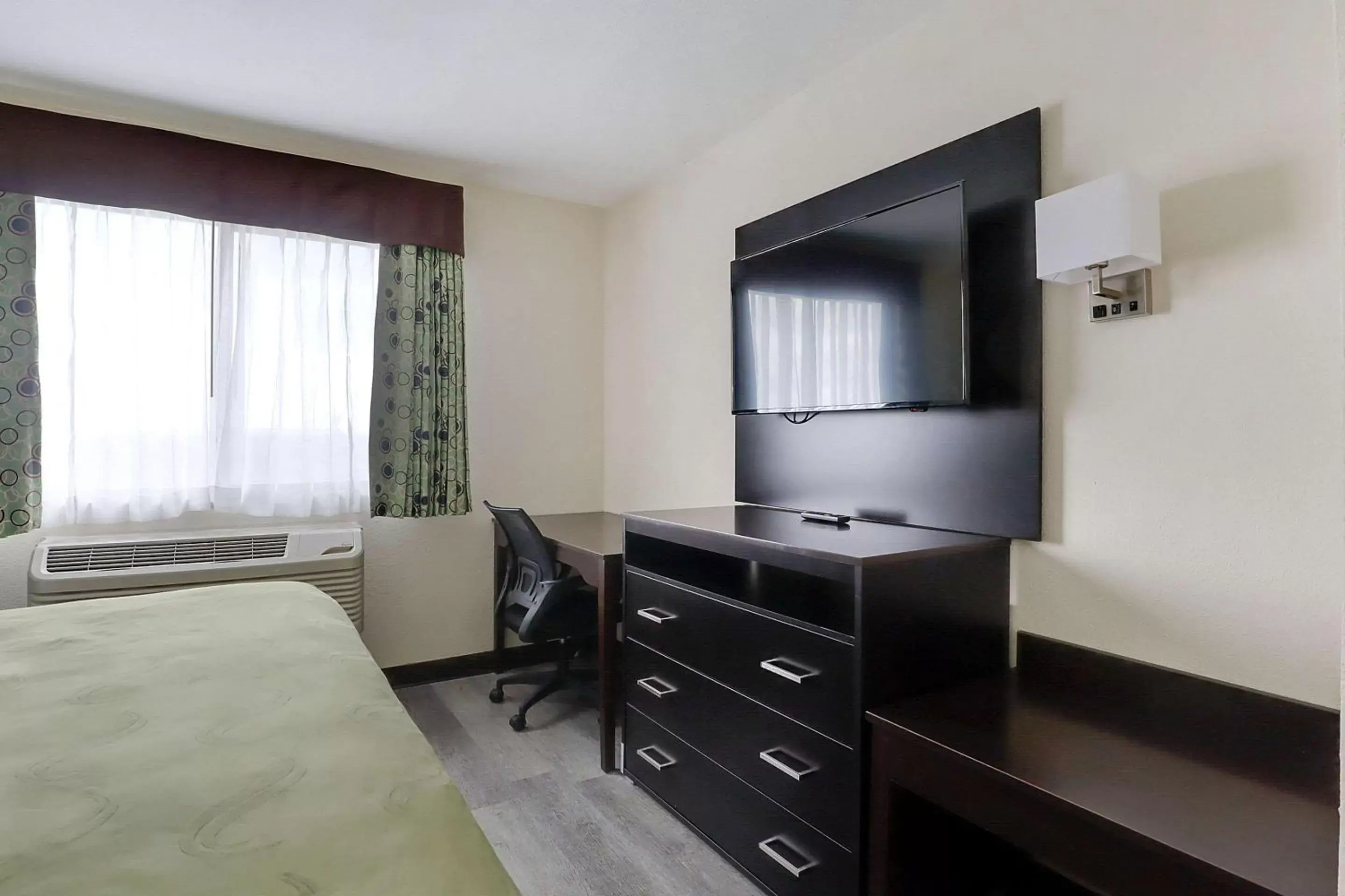 Bedroom, TV/Entertainment Center in Quality Suites Albuquerque Airport