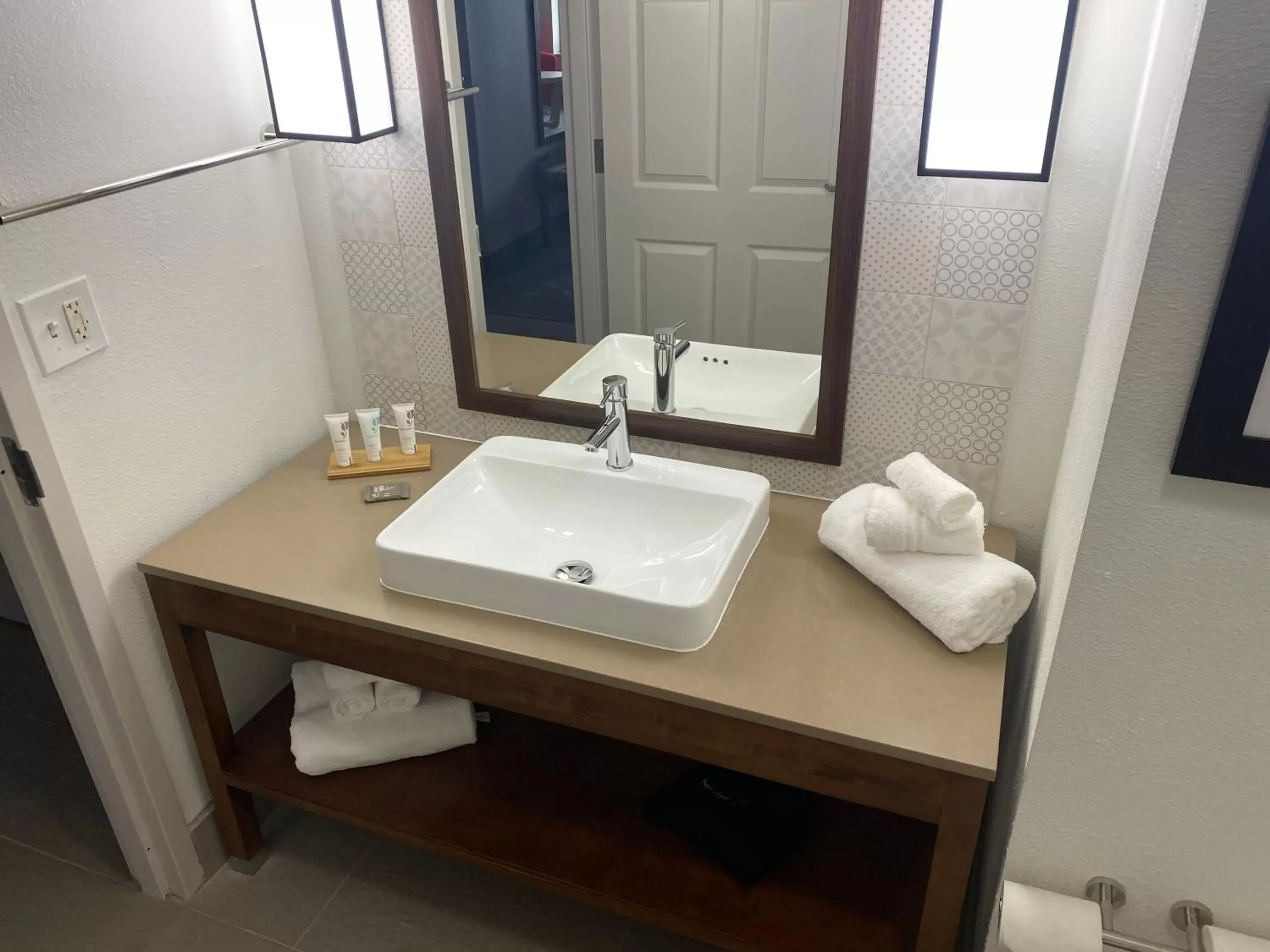 Bathroom in Country Inn & Suites by Radisson, Tampa RJ Stadium