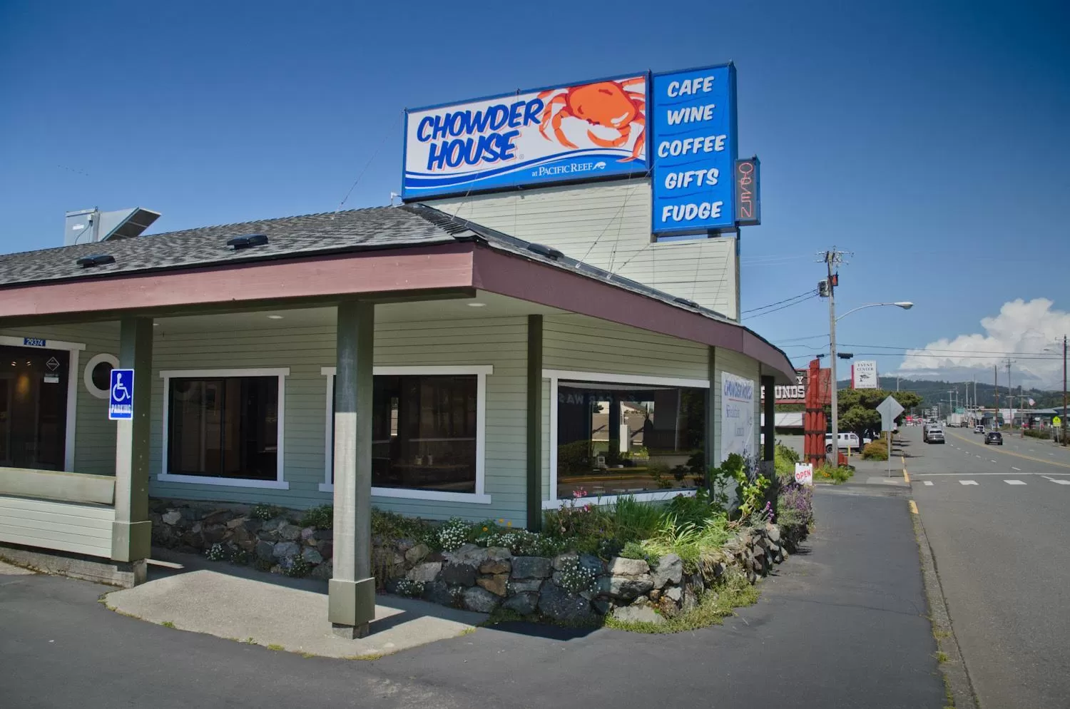 Restaurant/places to eat in Pacific Reef Hotel & Light Show