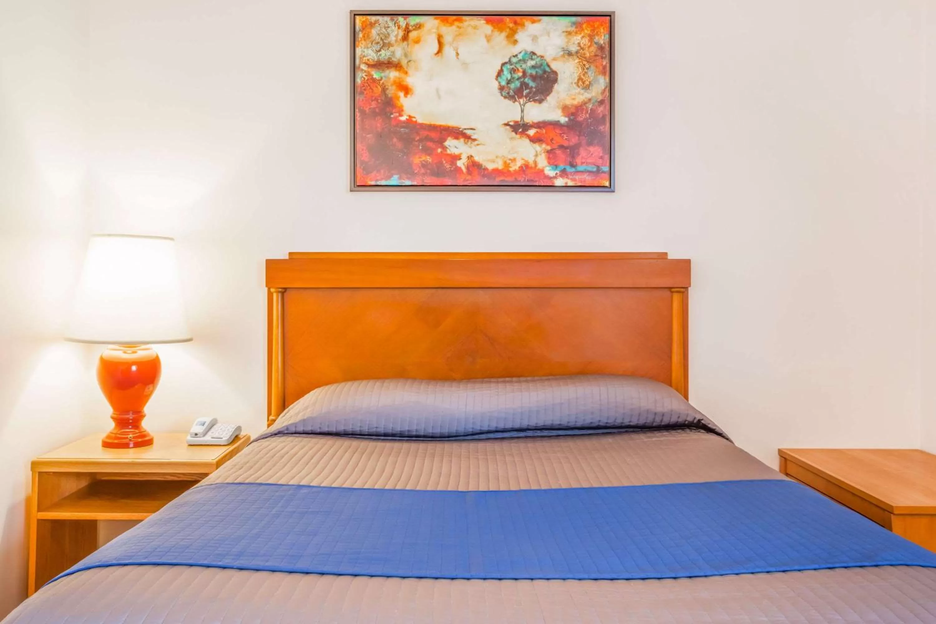 Photo of the whole room, Bed in Knights Inn Merritt