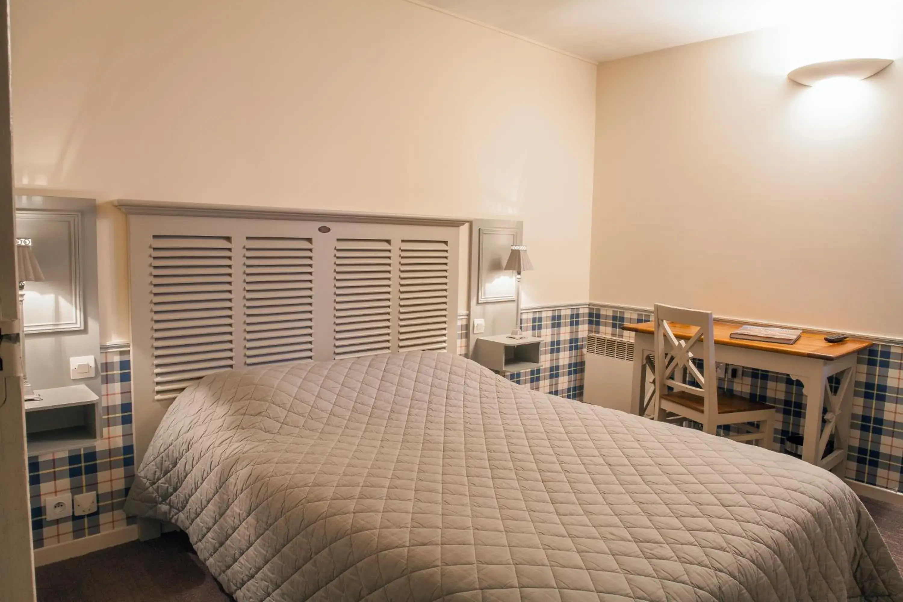 Photo of the whole room, Bed in The Originals City, Le Cottage Hôtel, Bruay-la-Buissière Photo of the whole room, Bed in The Originals City, Le Cottage Hôtel, Bruay-la-Buissière