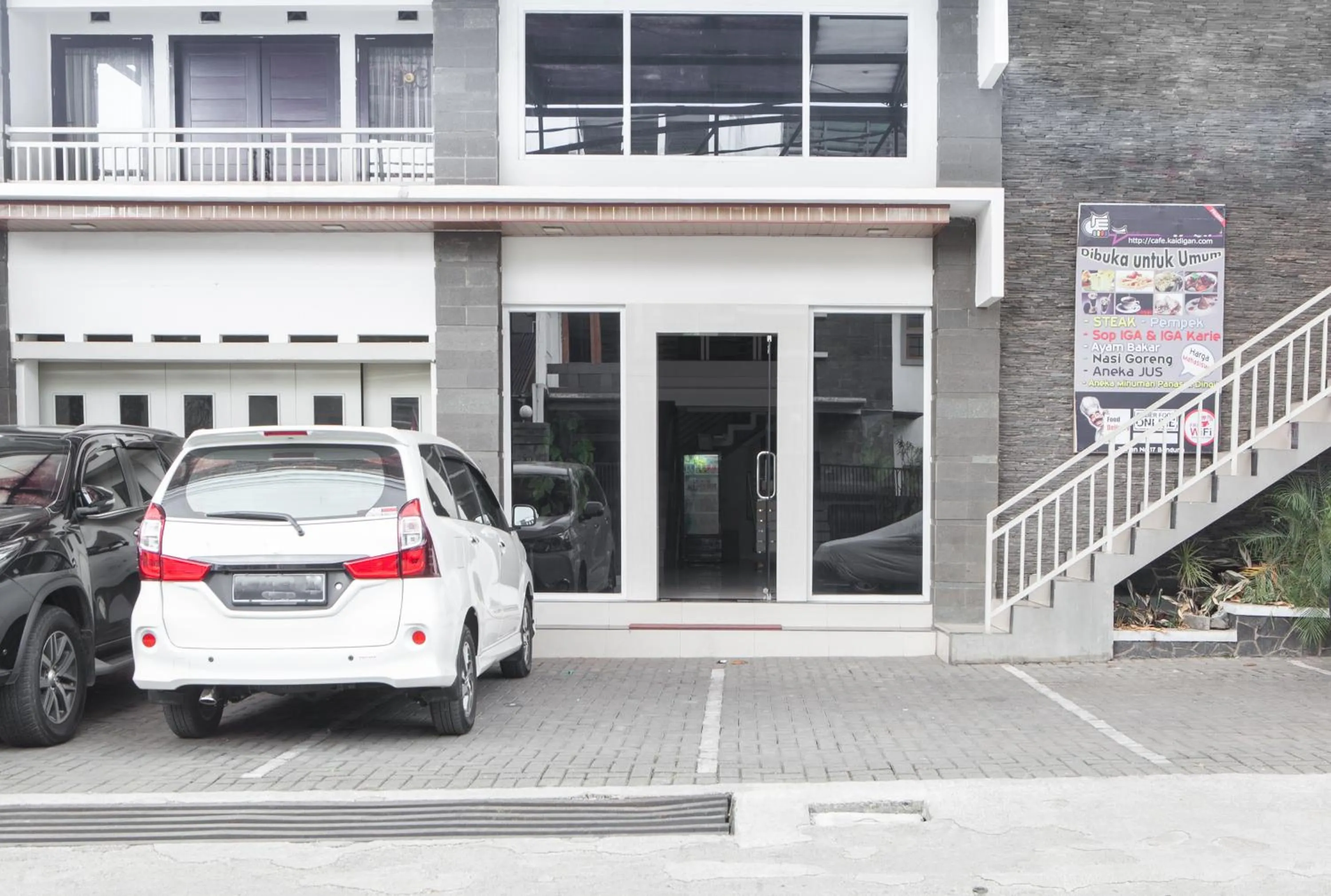 Facade/entrance in RedDoorz near Gedung Sate 2