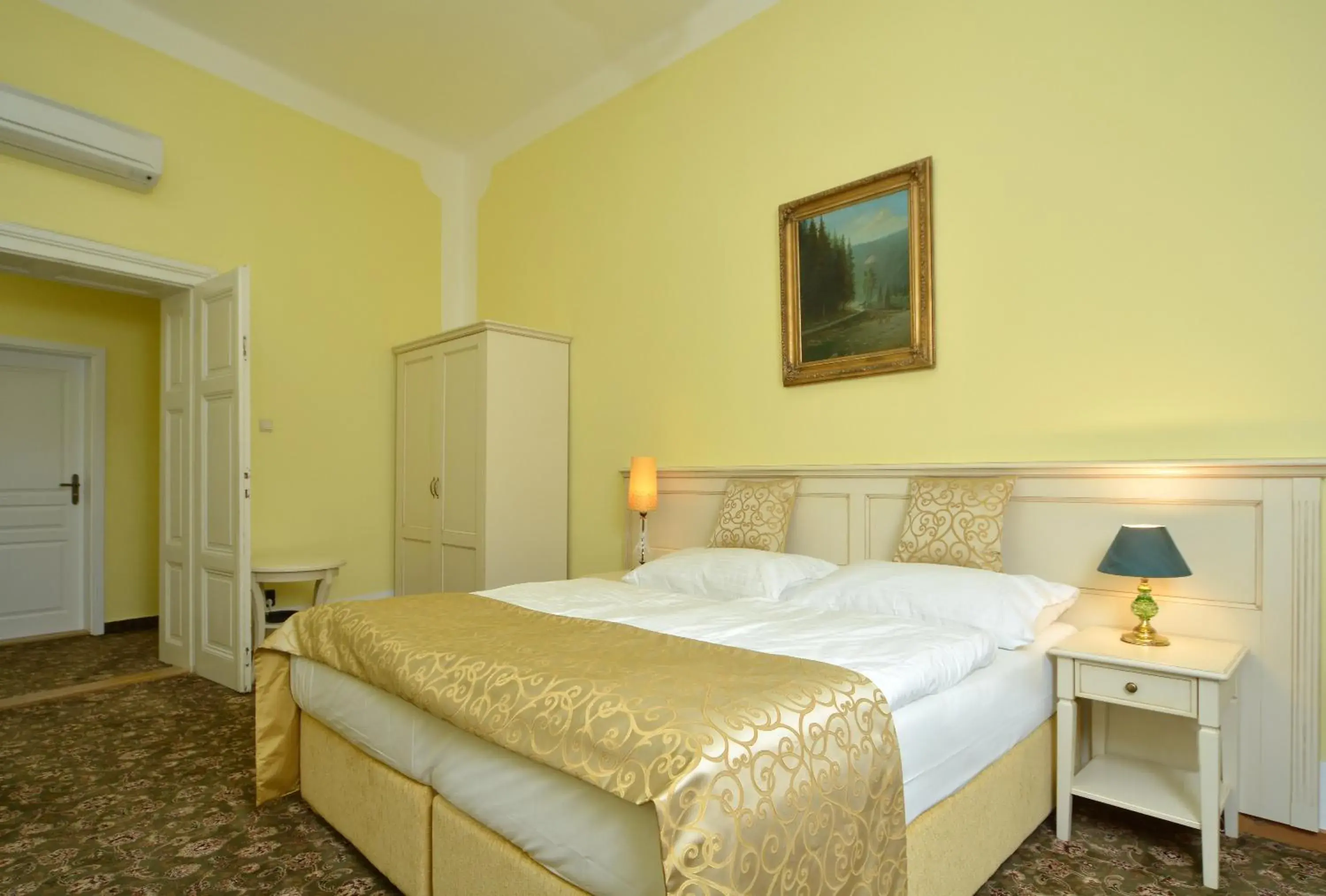 Bedroom, Bed in Hotel Metamorphis