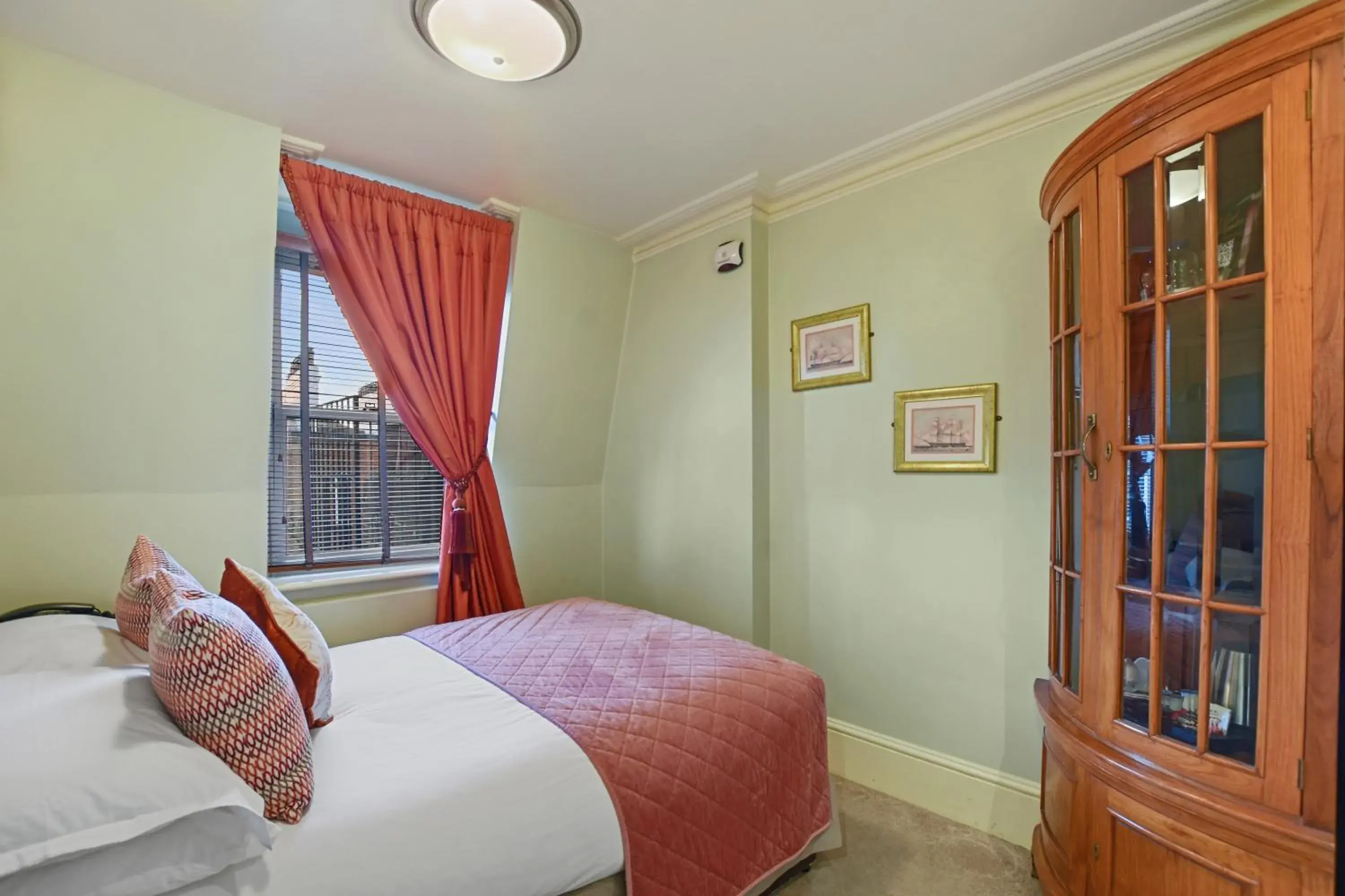 Bedroom, Bed in Twenty Nevern Square Hotel