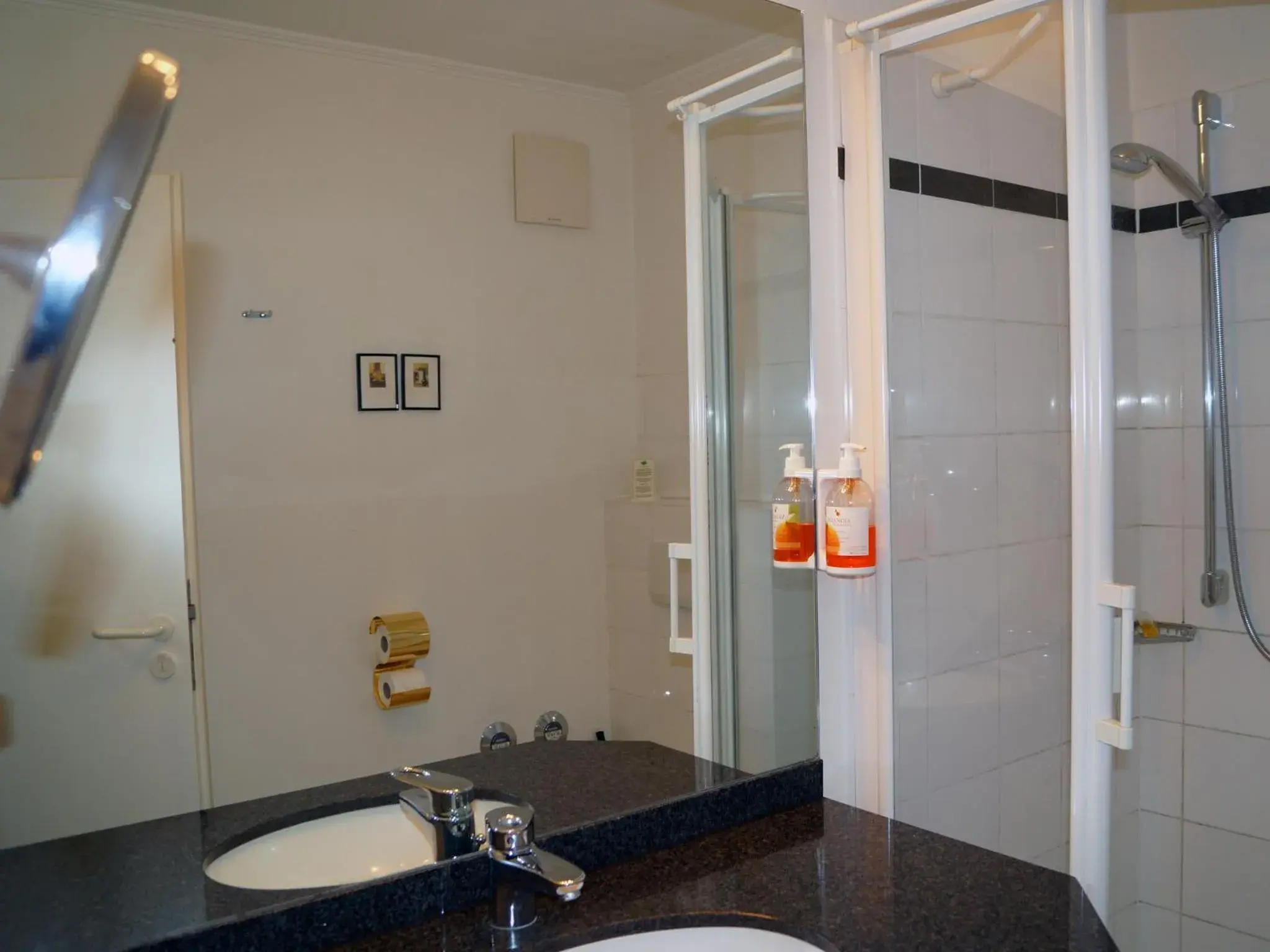 Bathroom in Entrée Groß Borstel Garni Hotel