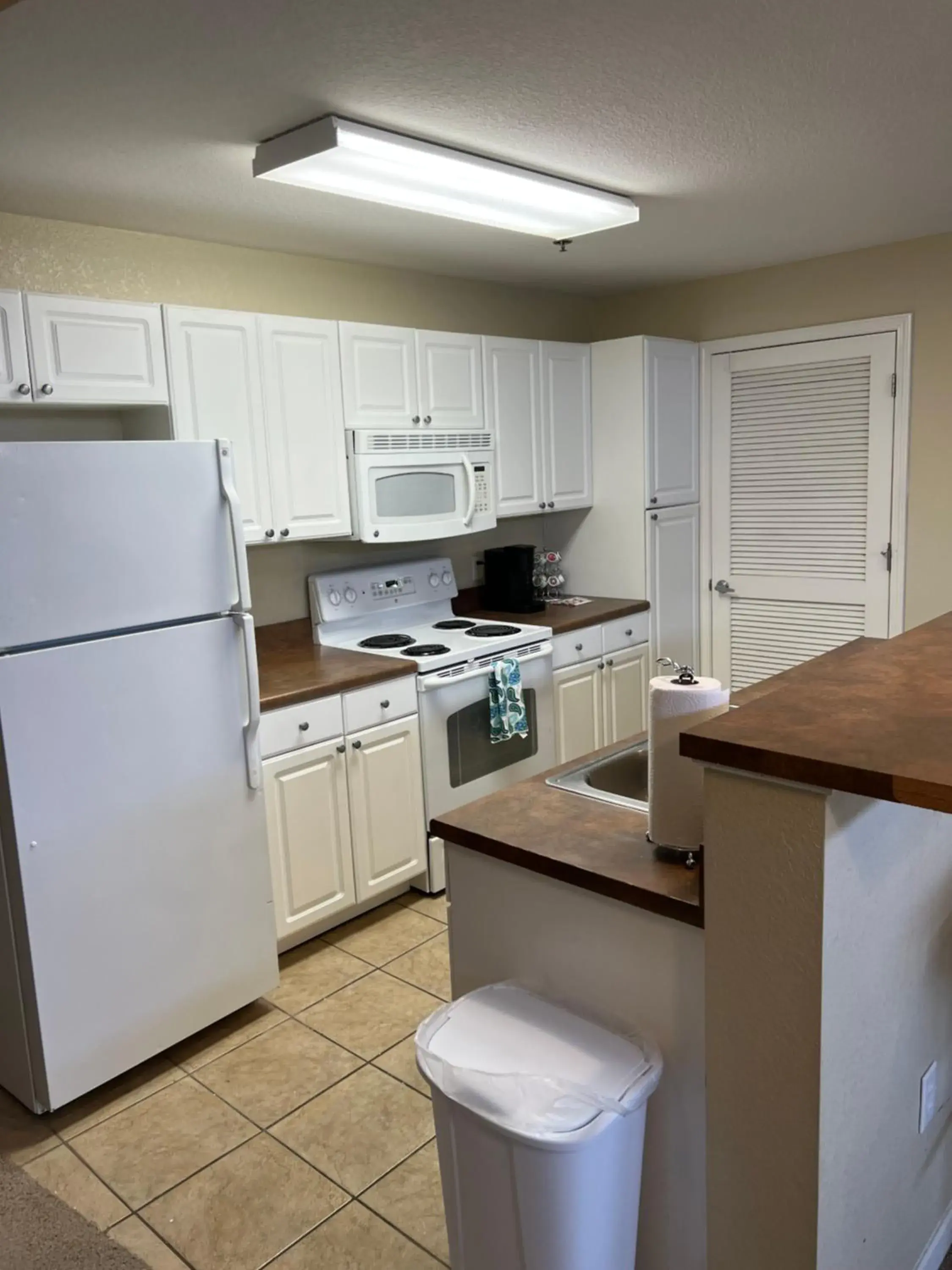 kitchen, Kitchen/Kitchenette in Washburn Hotel Suites