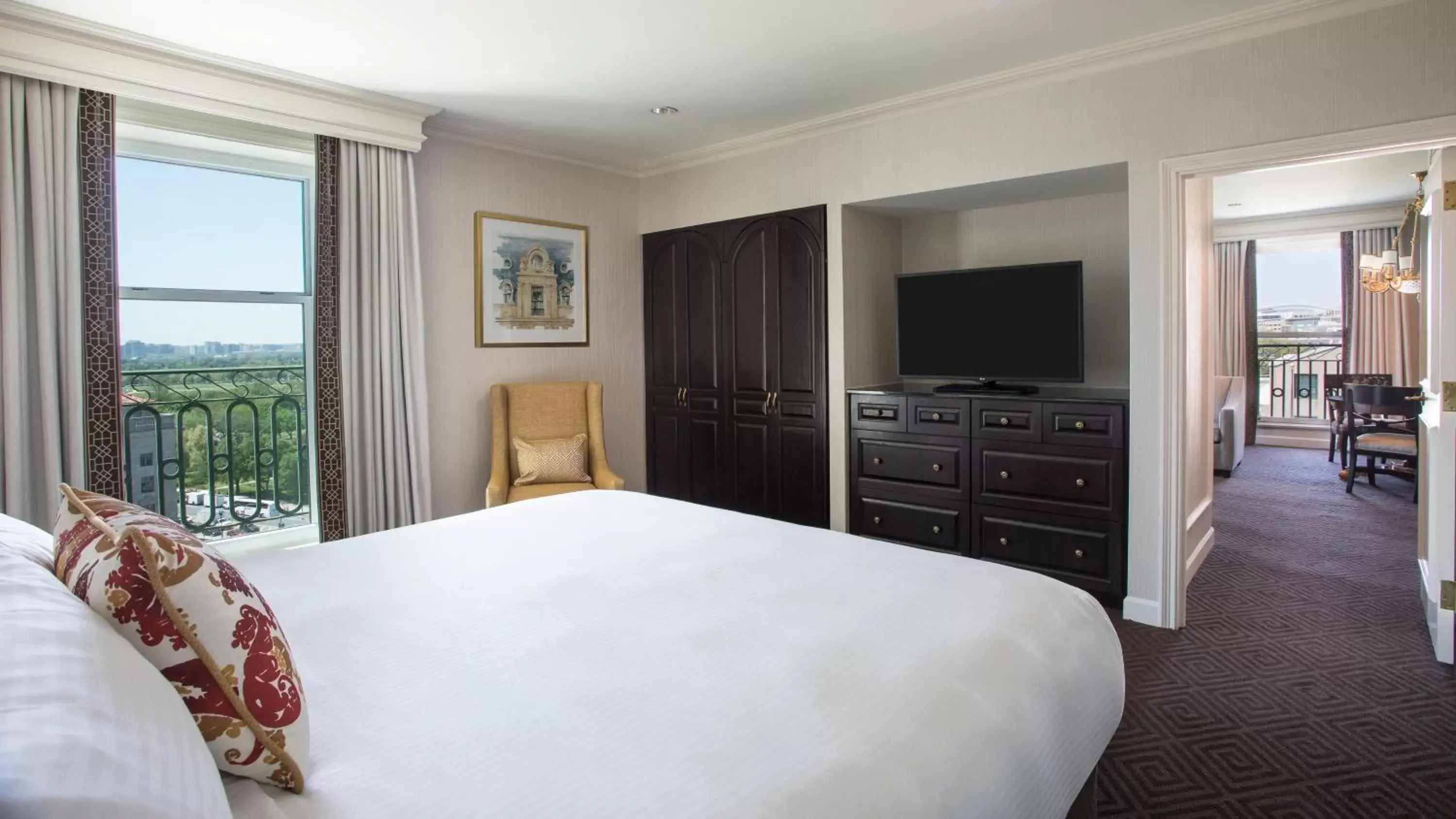 Photo of the whole room, Bed in Willard InterContinental Washington, an IHG Hotel