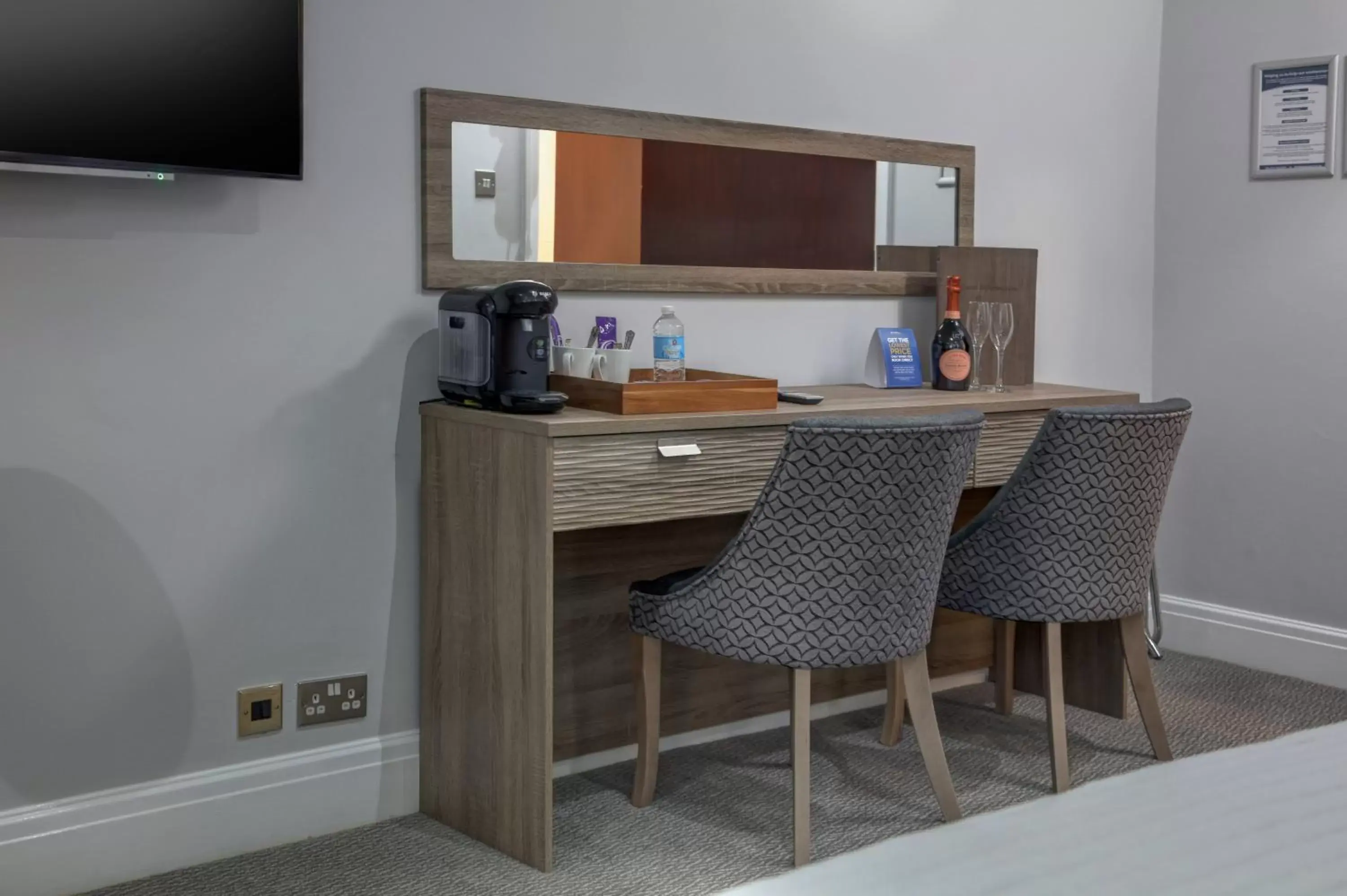 Coffee/tea facilities, TV/Entertainment Center in Best Western Bolholt Country Park Hotel