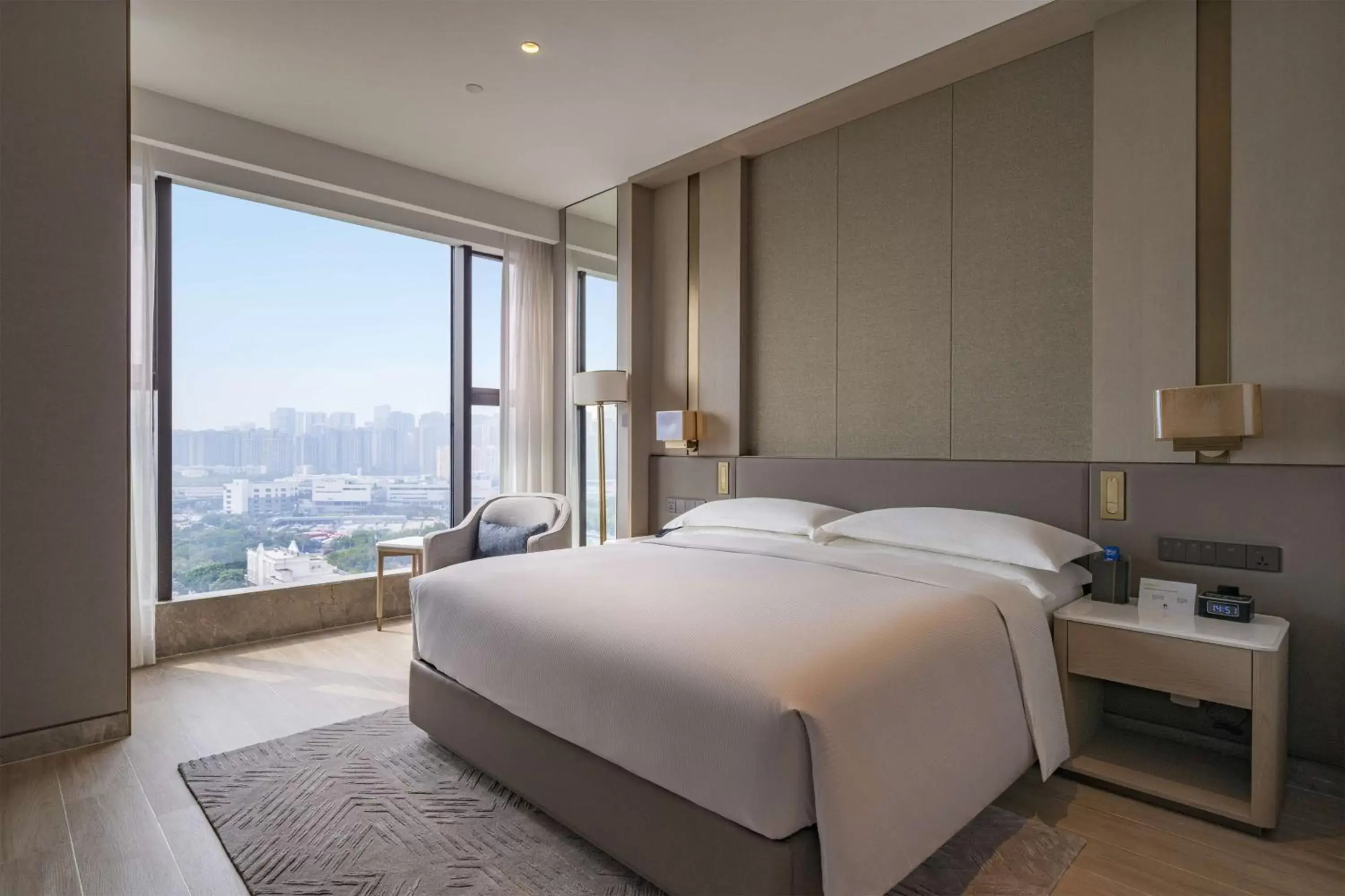 Bed in DoubleTree By Hilton Shenzhen Nanshan Hotel & Residences