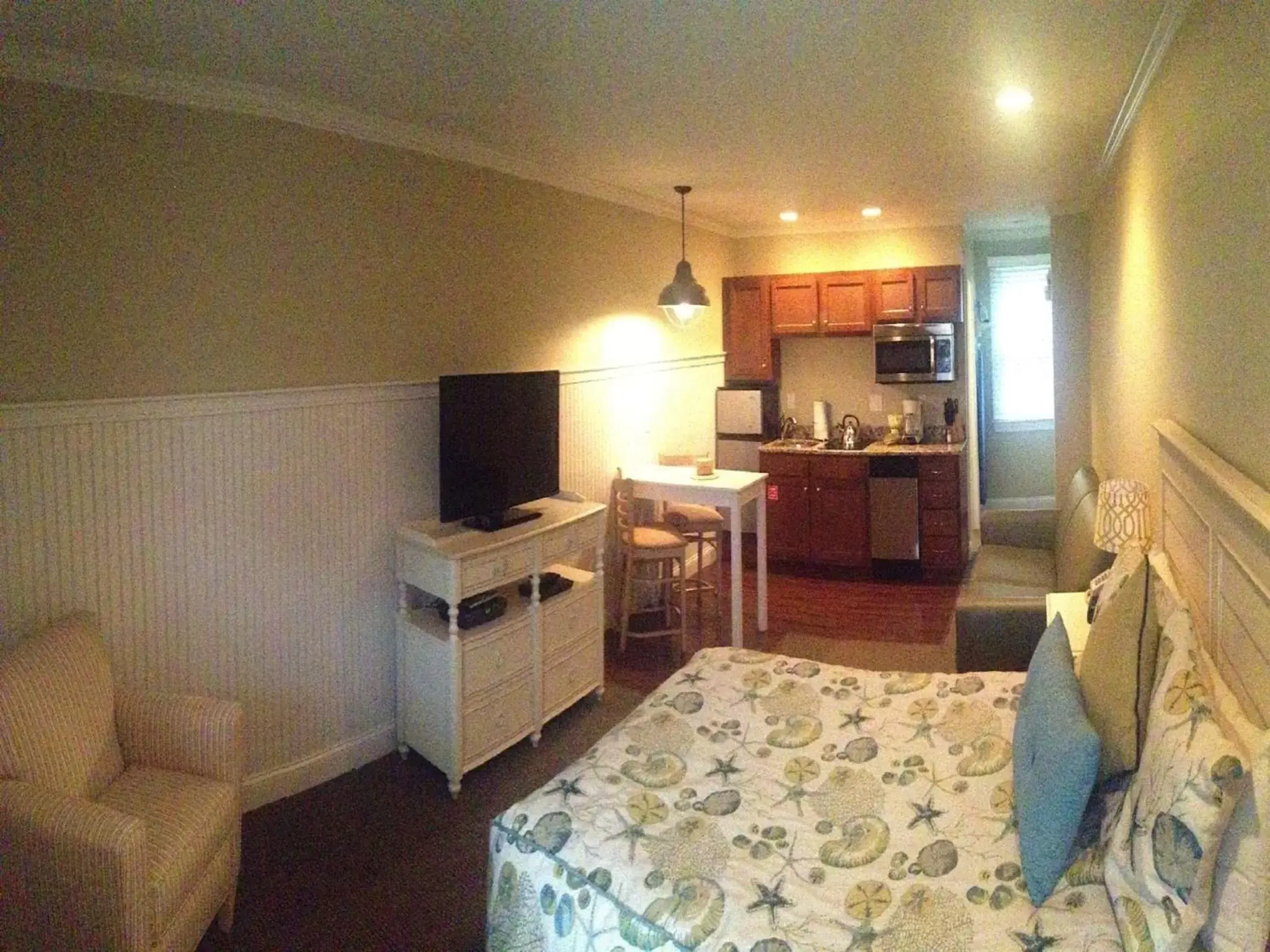 Bed, TV/Entertainment Center in InnSeason Resorts HarborWalk