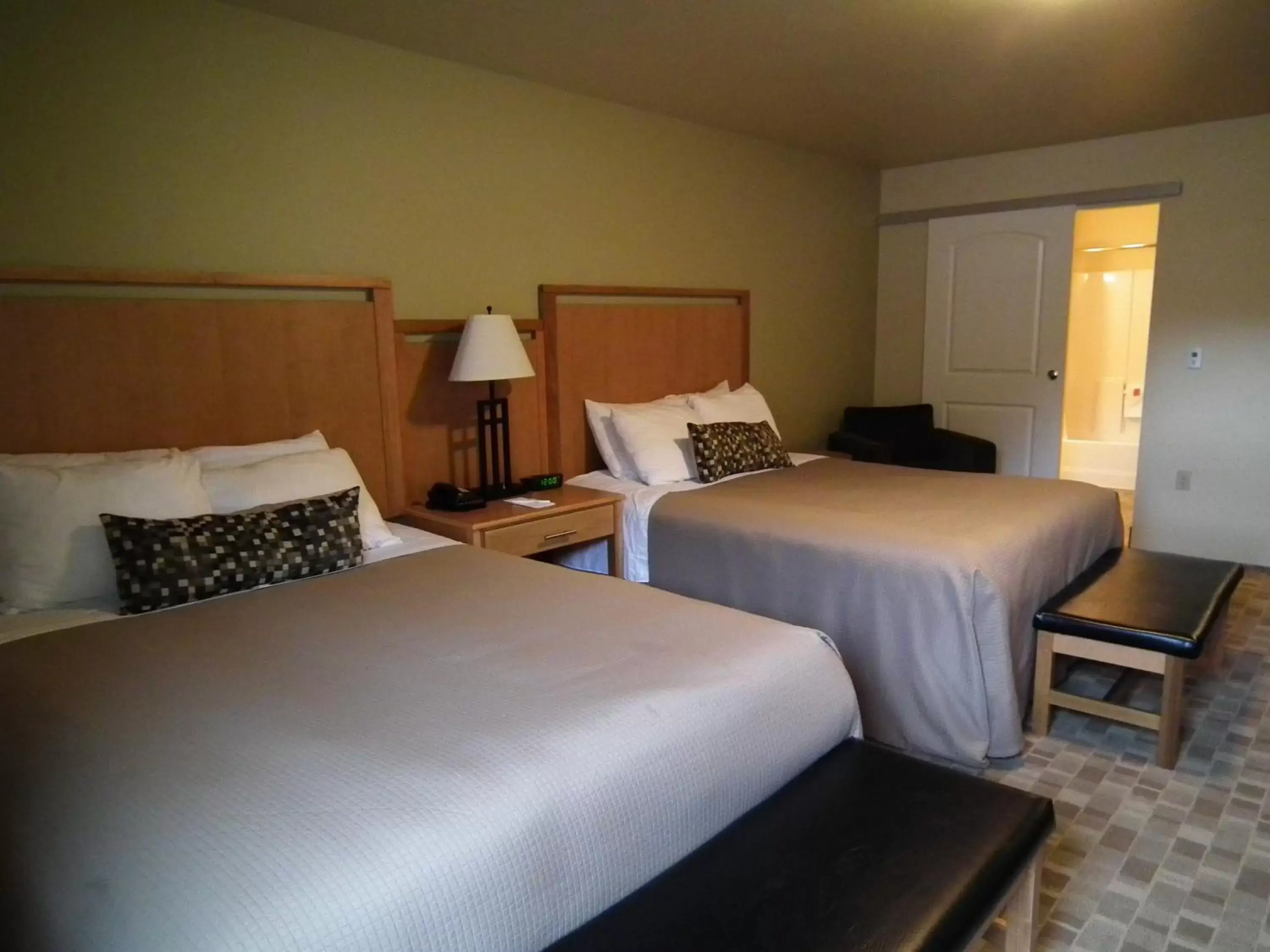 Photo of the whole room, Bed in Aspen Suites Hotel Juneau