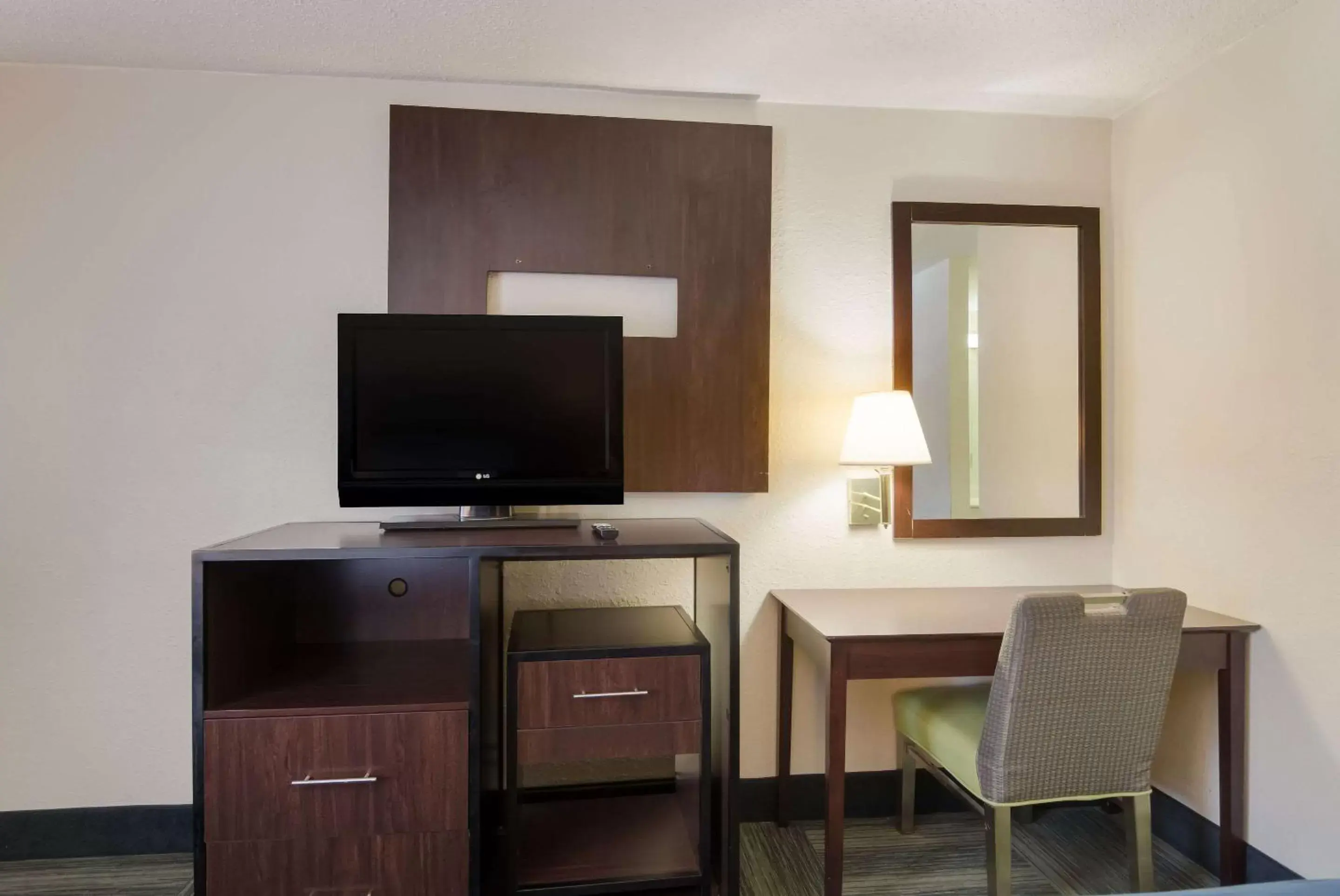 Bedroom, TV/Entertainment Center in Rodeway Inn Fort Lee