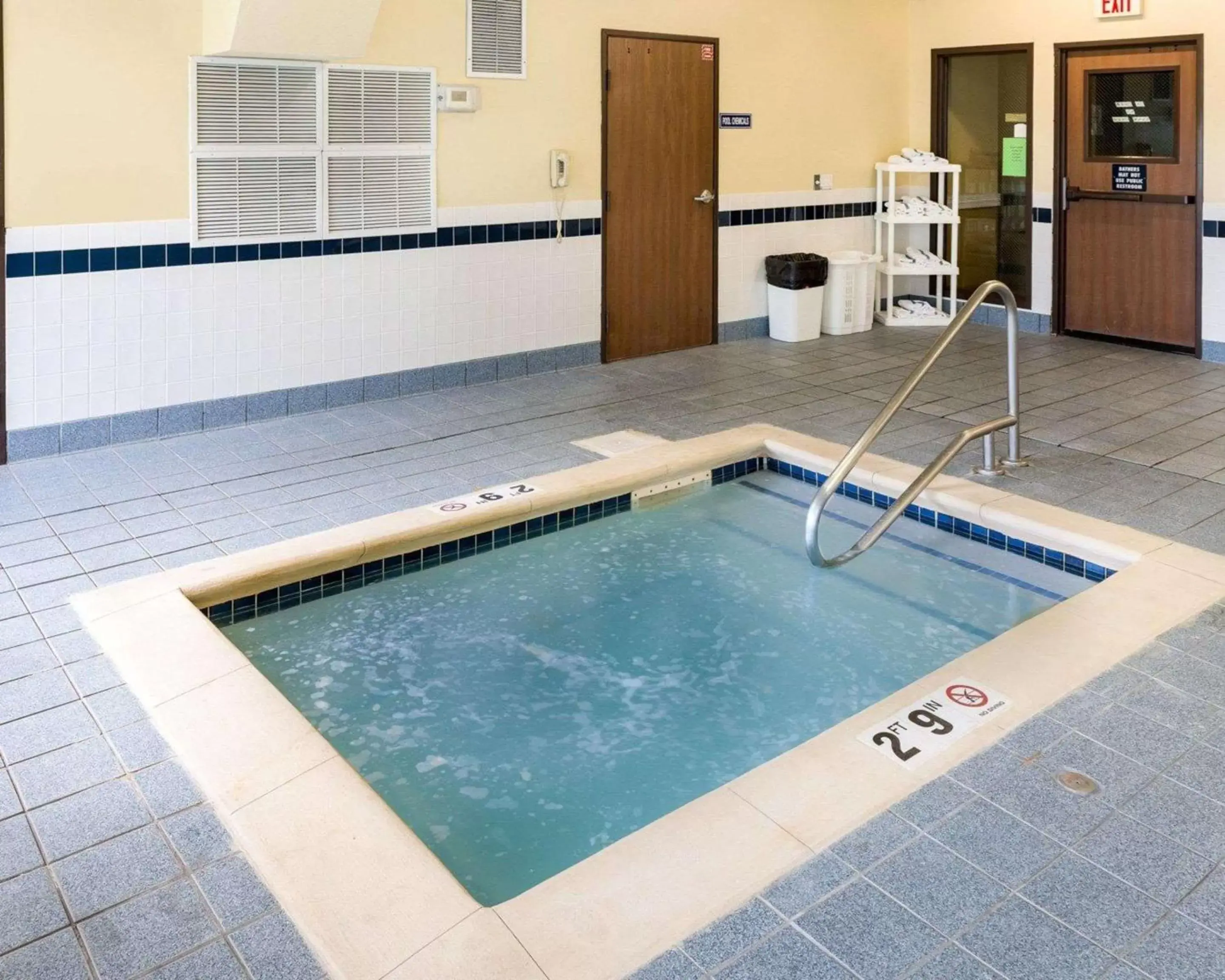 On site, Swimming Pool in Quality Inn Lakeville