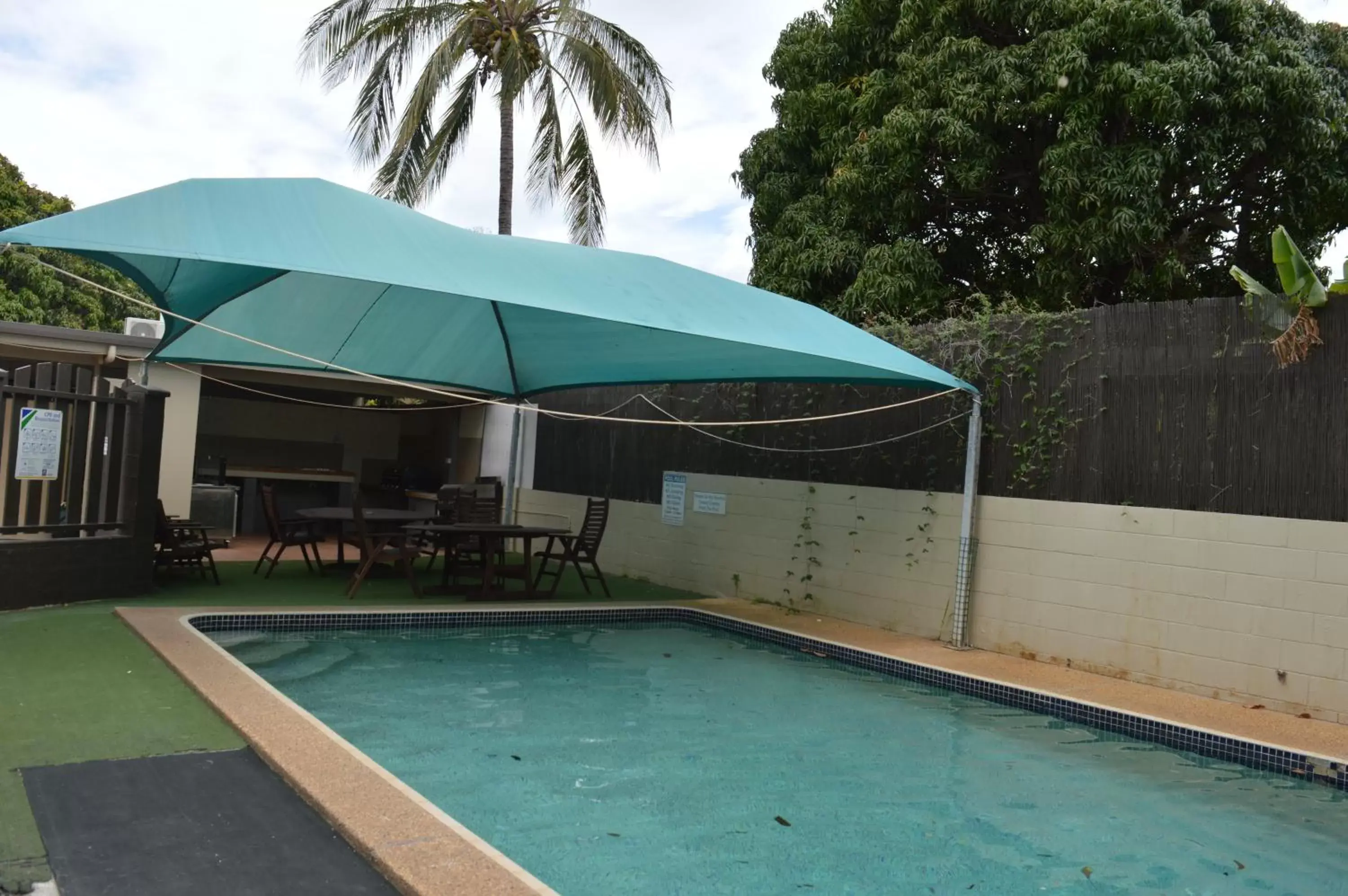 Swimming Pool in Mid City Motor Inn