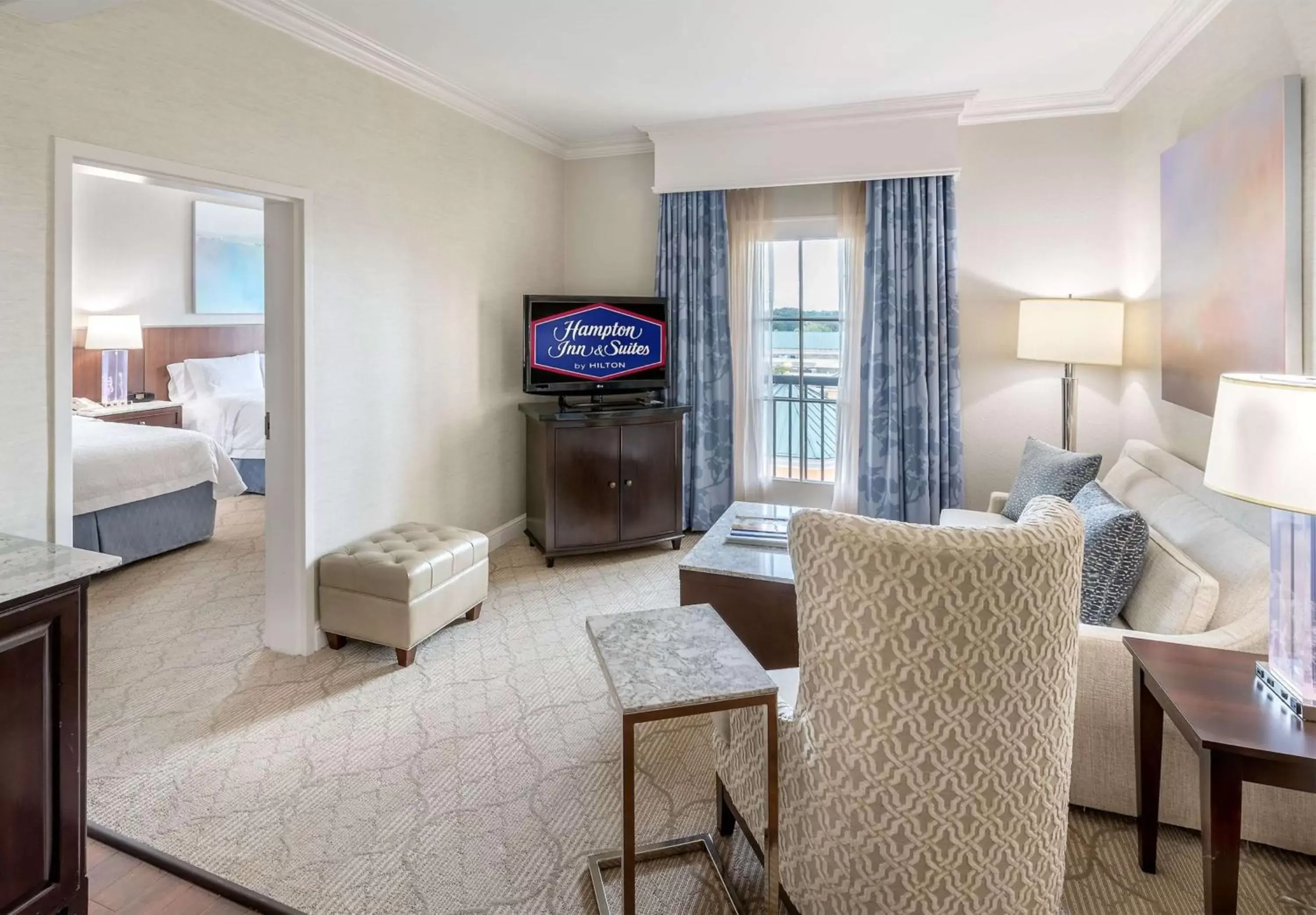 Bedroom, TV/Entertainment Center in Hampton Inn & Suites South Park at Phillips Place