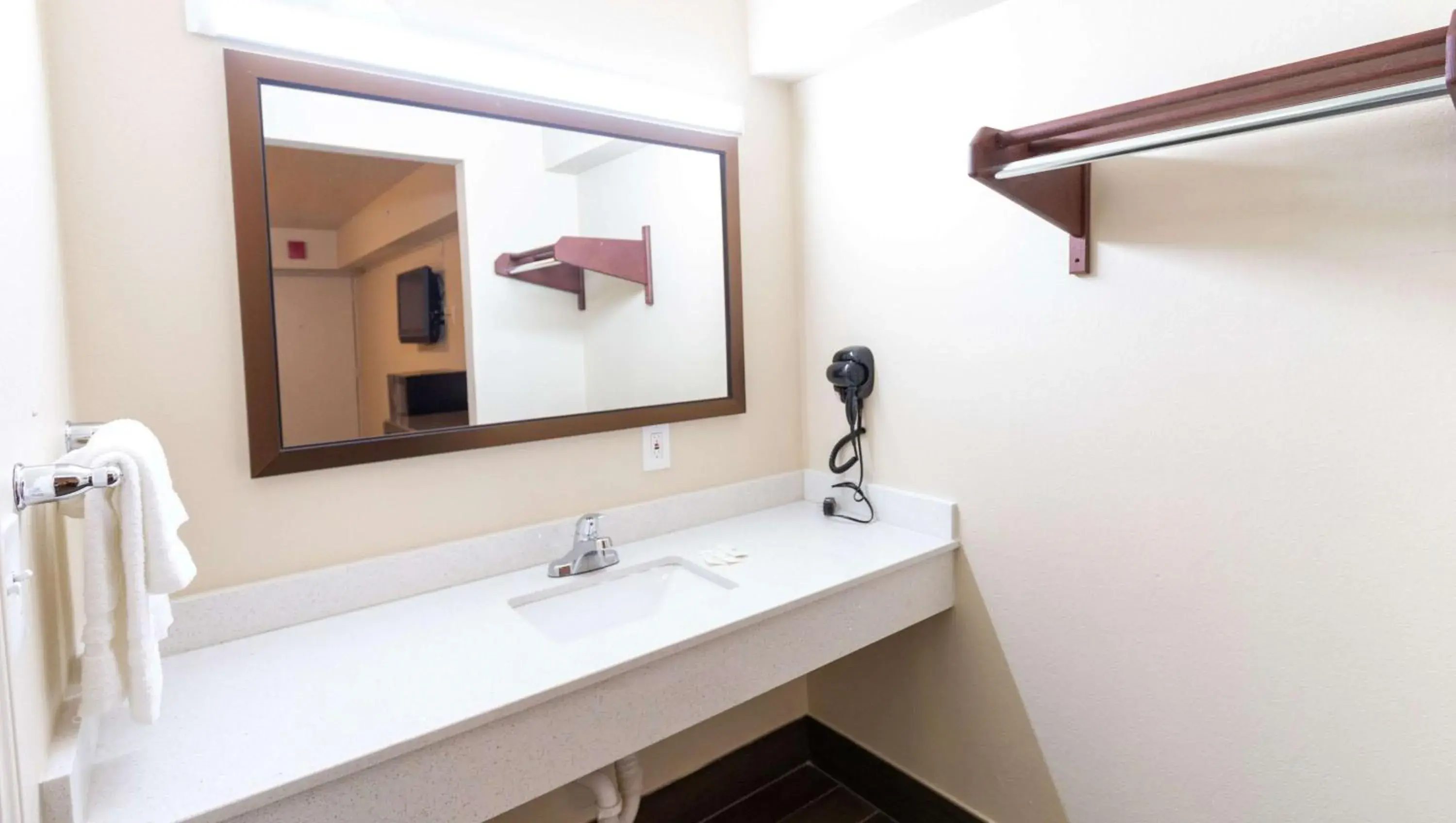 Bathroom in Magnuson Extended Stay and Suites Airport Hotel