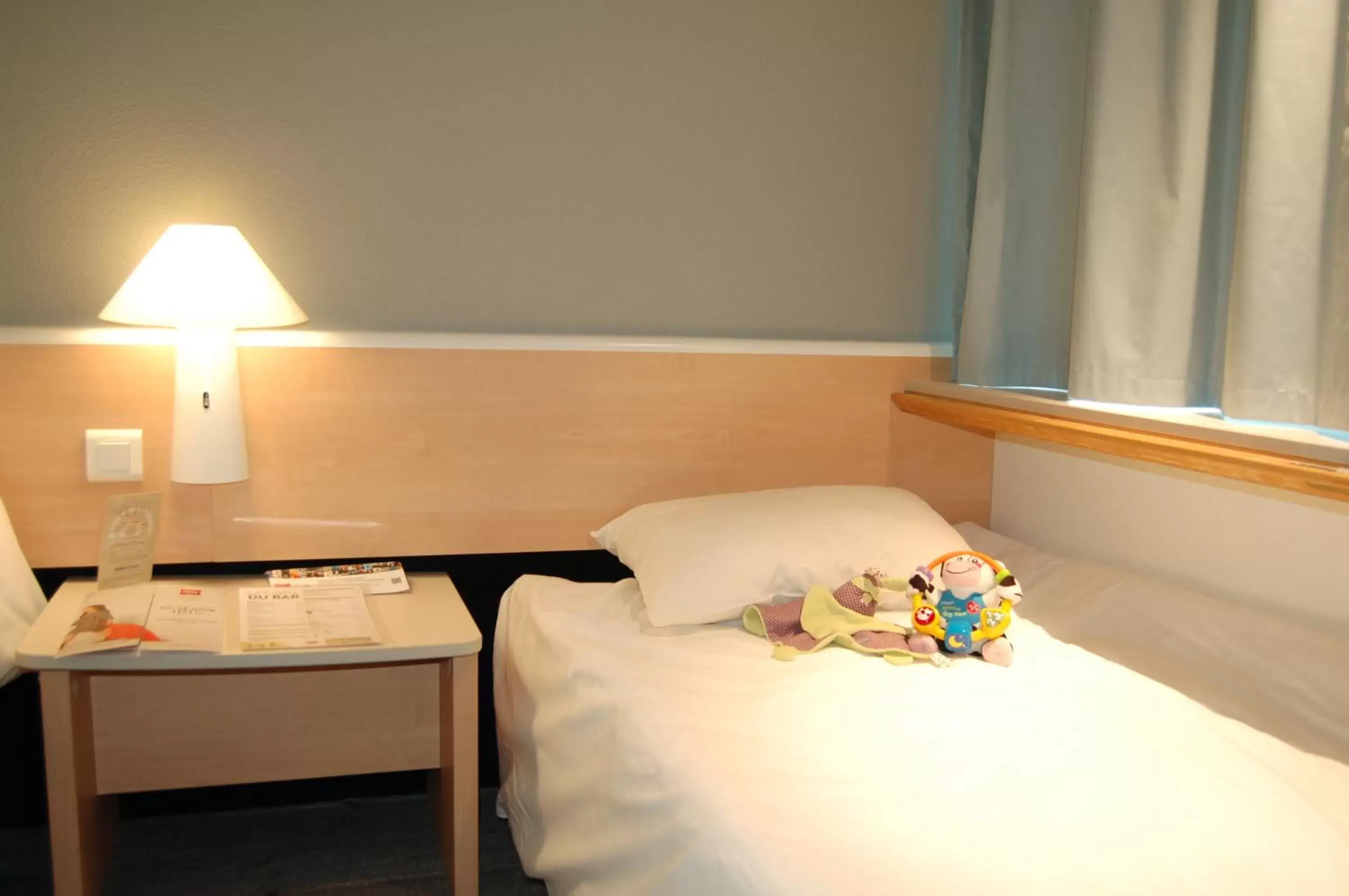 Bedroom, Bed in Ibis Auray