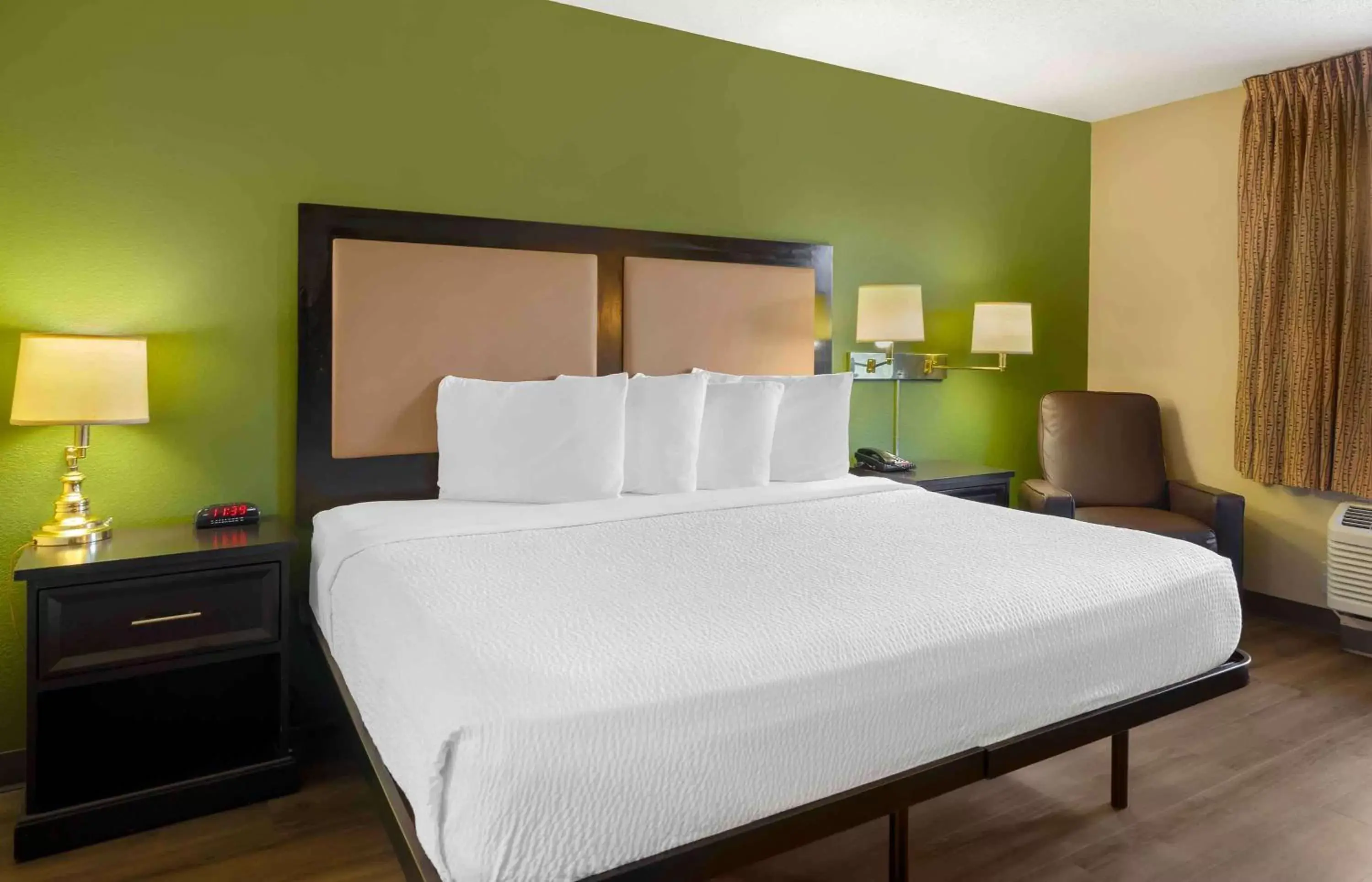 Bedroom, Bed in Extended Stay America Suites - St Petersburg - Clearwater - Executive Dr