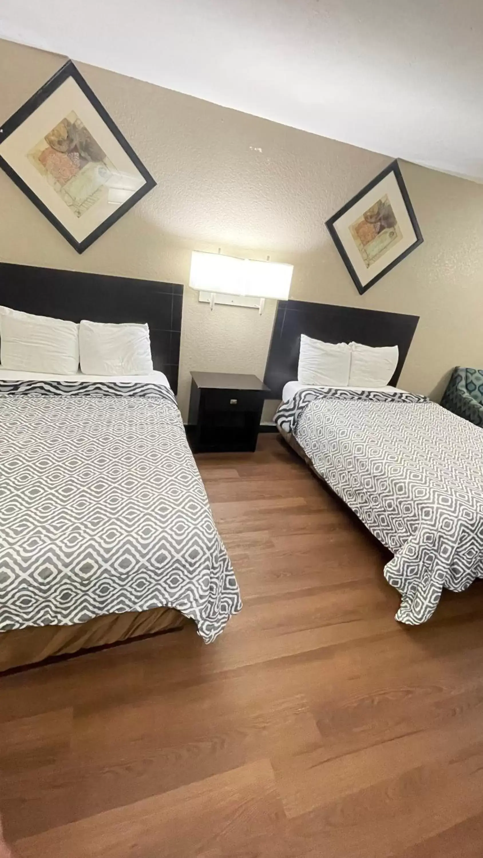 Bed in Americas Best Value Inn Pinckneyville