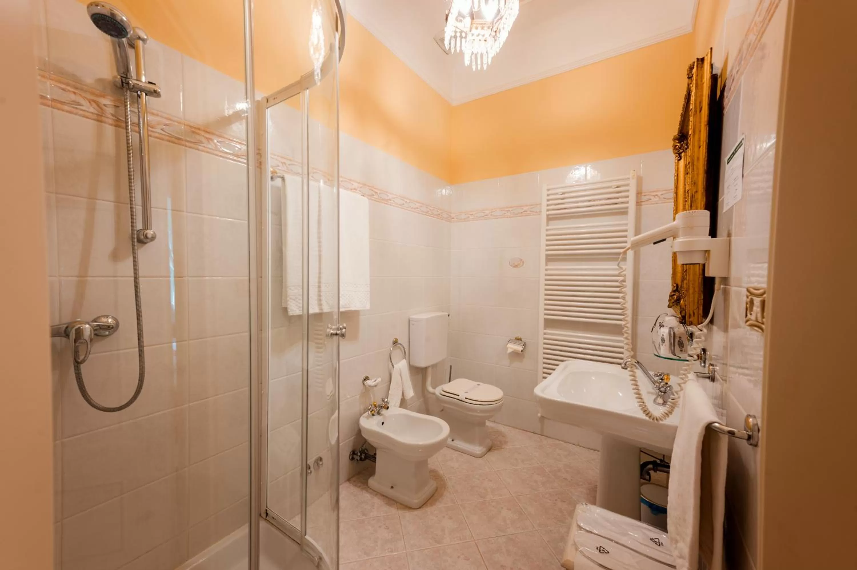 Shower in Castello Di Spessa - Residenze d'epoca