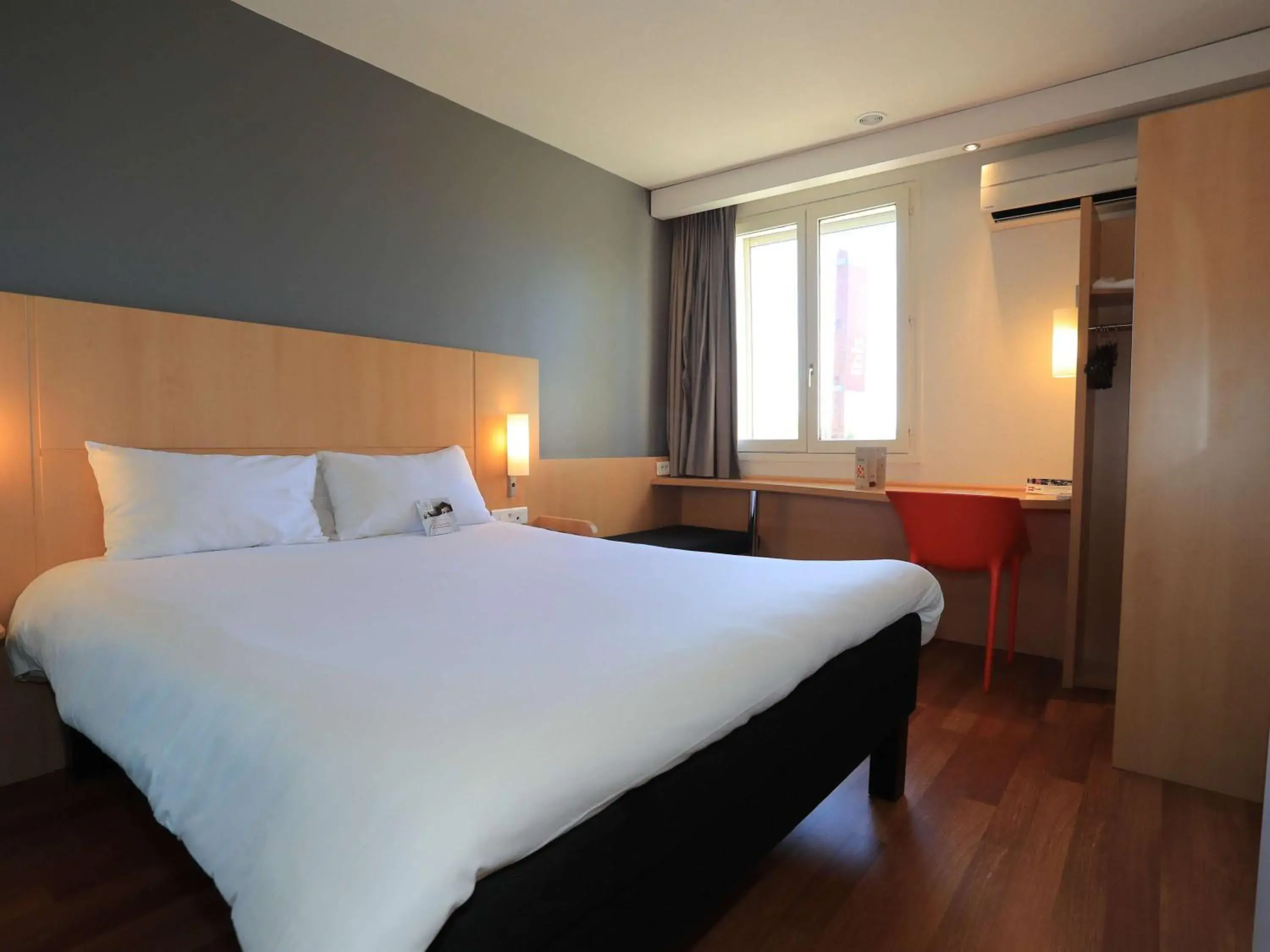 Photo of the whole room, Bed in ibis Aurillac