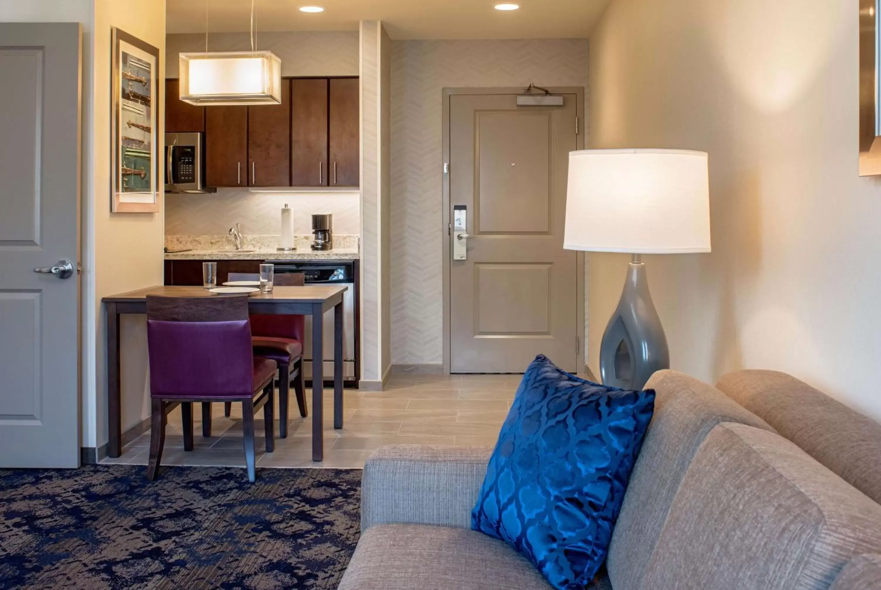 Kitchen or kitchenette, Seating Area in Homewood Suites By Hilton New Orleans French Quarter