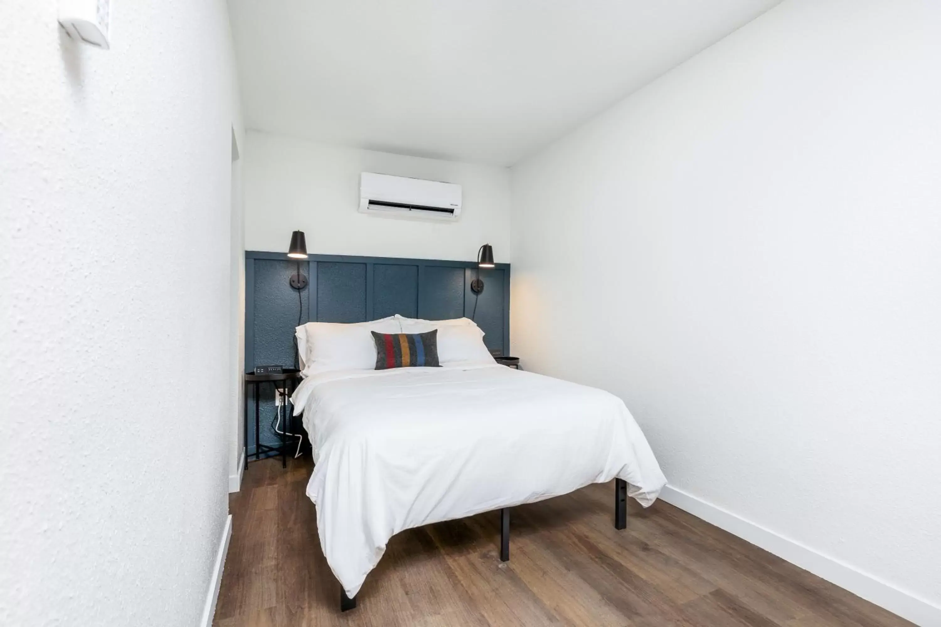 Bedroom, Bed in Minecart Motor Lodge