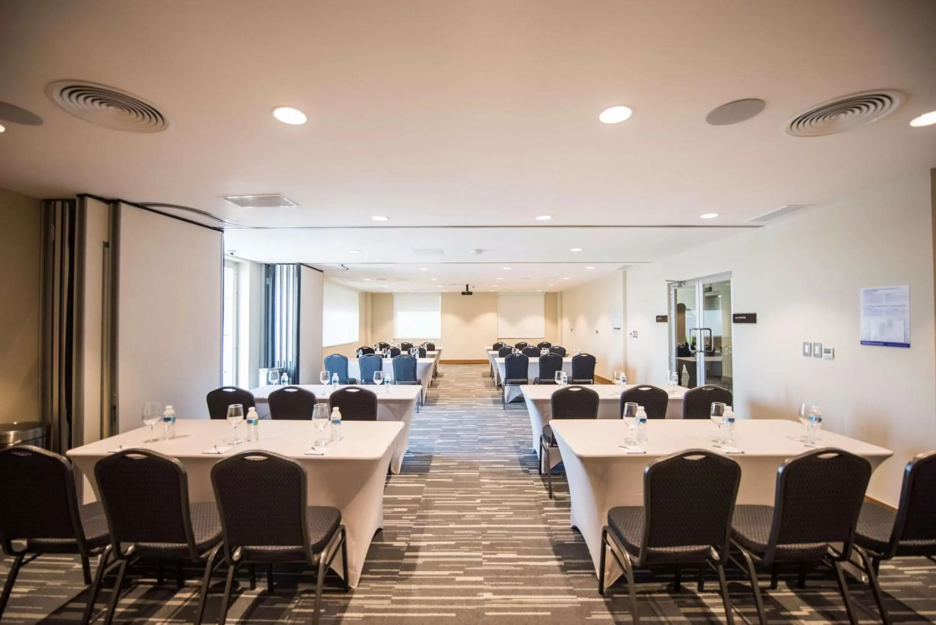 Meeting/conference room in Hampton By Hilton Santo Domingo Airport