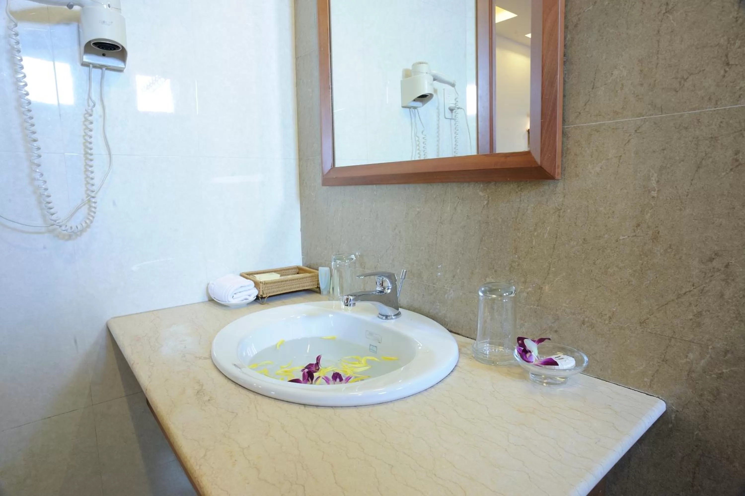 Shower in Hoang Yen Hotel