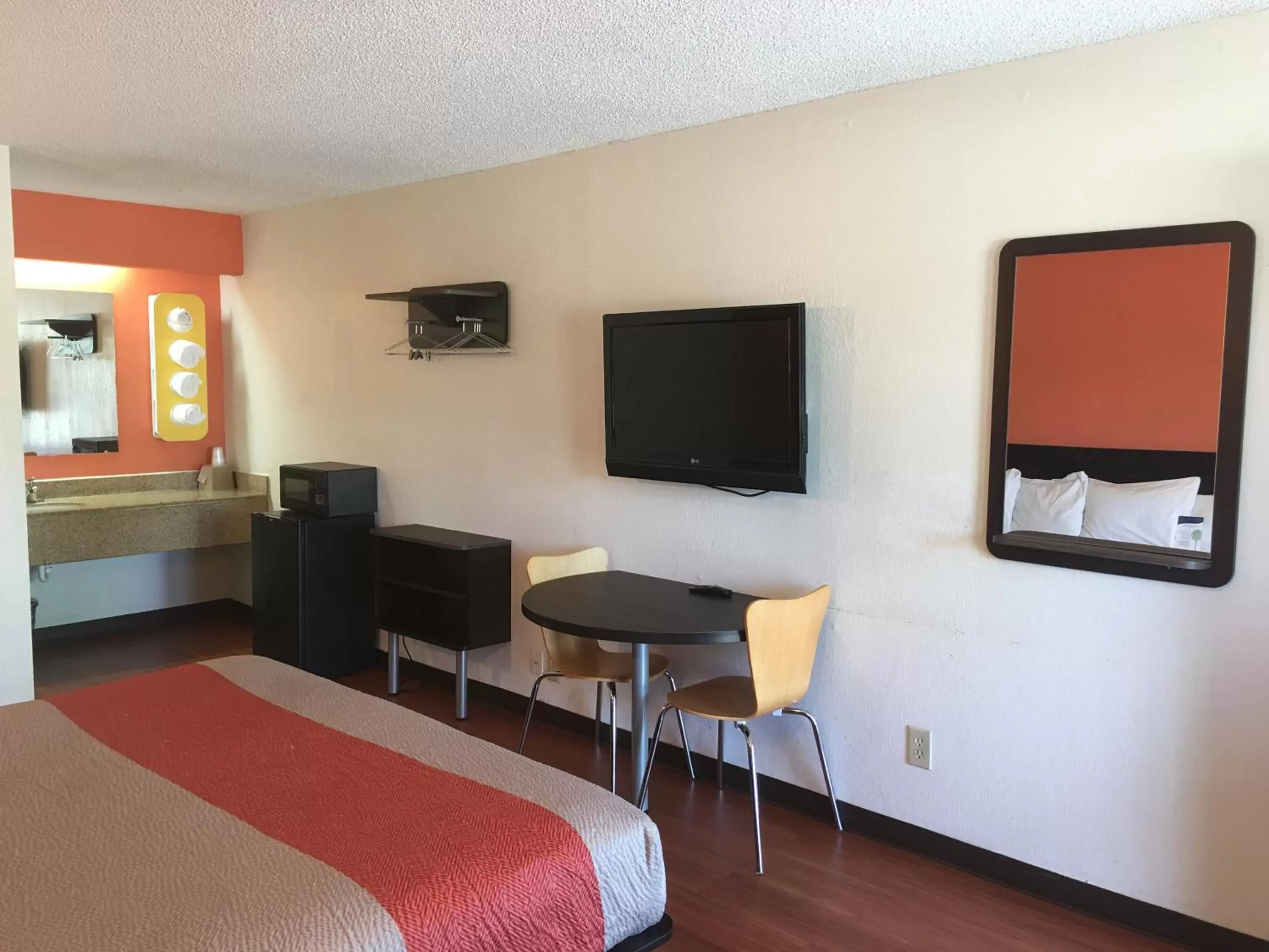 TV and multimedia, TV/Entertainment Center in Motel 6-Richmond, VA - Midlothian Turnpike